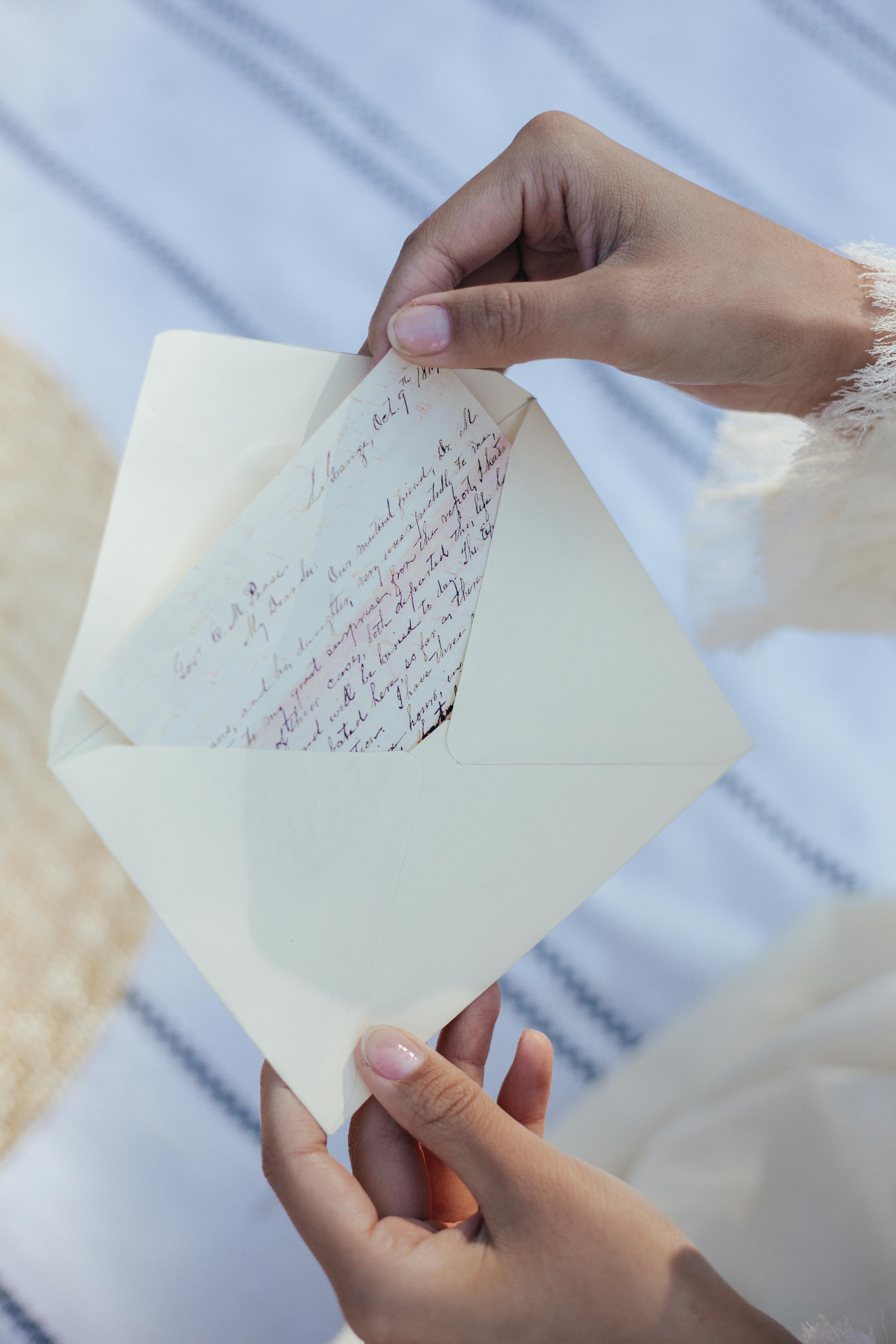 Mujer sostiene una carta manuscrita | Foto: Pexels
