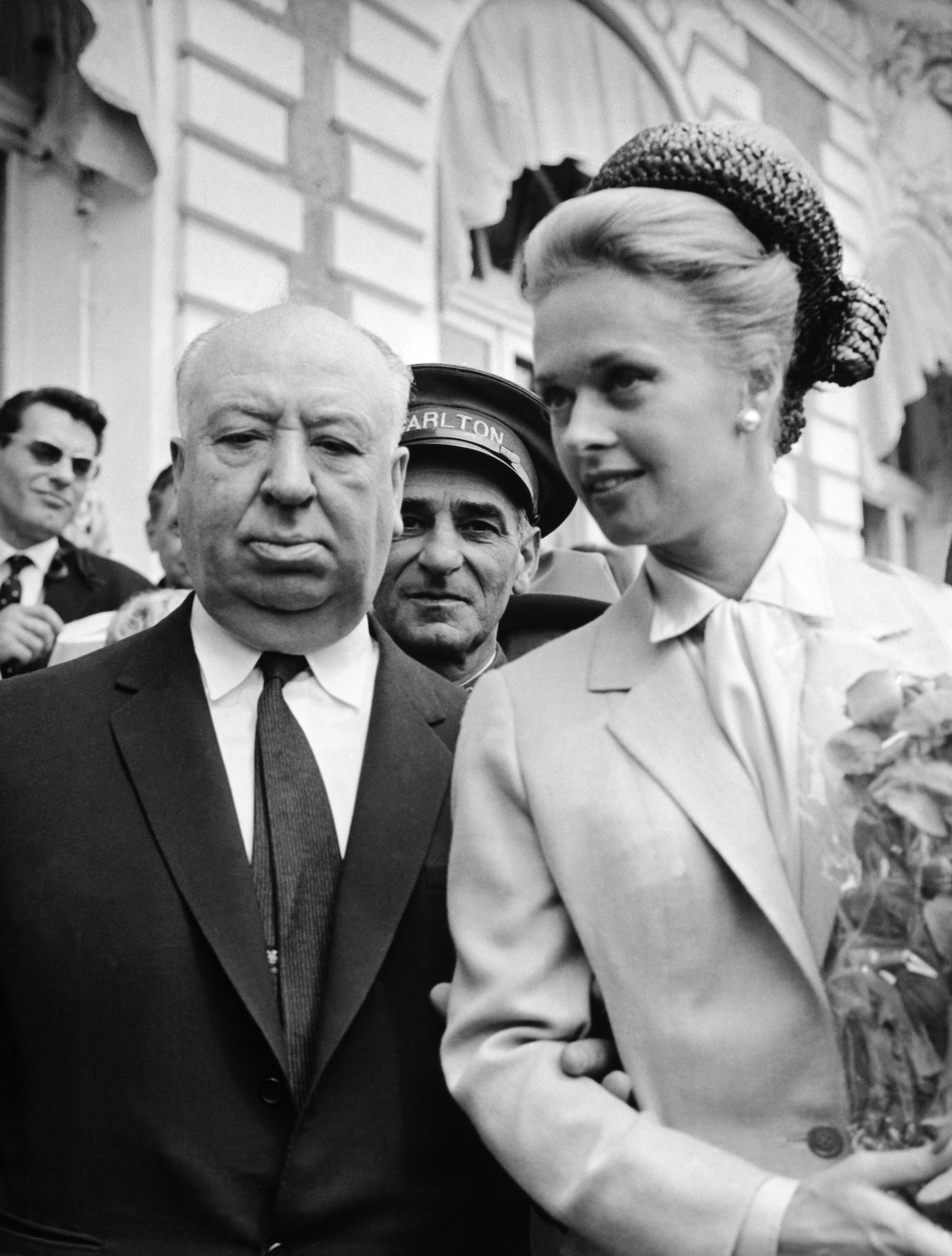 Alfred Hitchcock y Tippi Hedren delante del Hotel Carlton en mayo de 1963. | Fuente: Getty Images