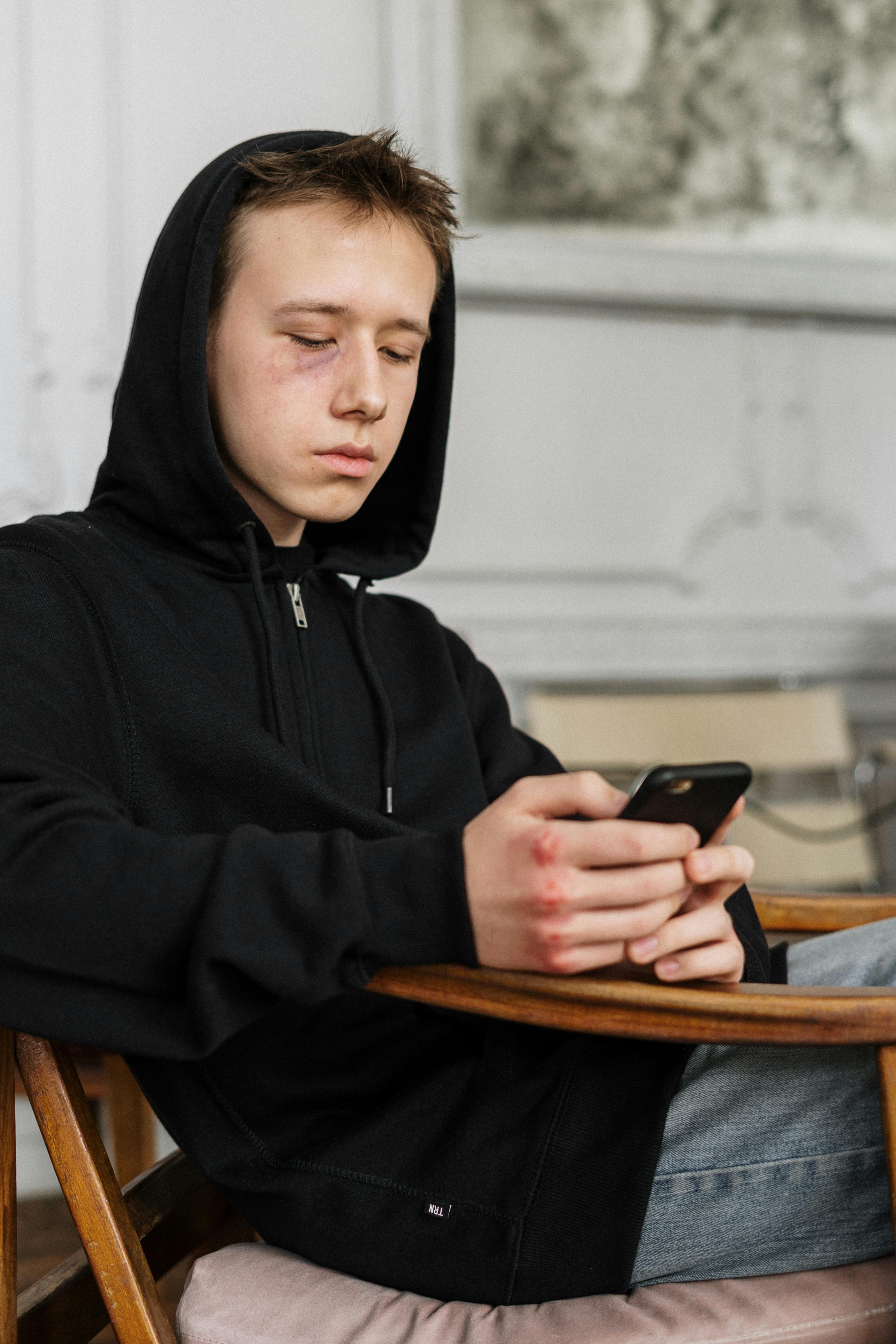 Un adolescente con un teléfono en la mano | Fuente: Pexels