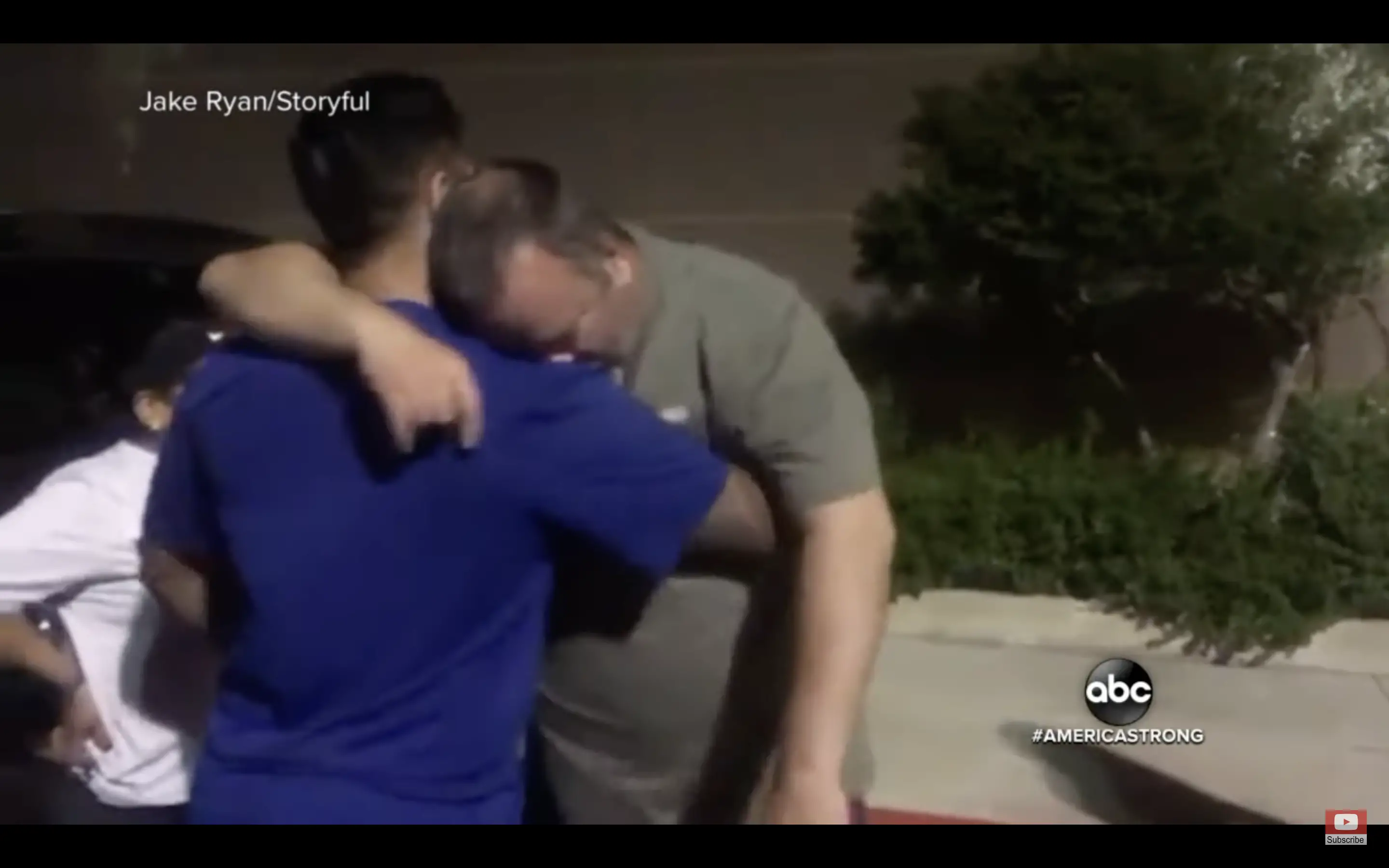Wesley Ryan abrazando a su hijo Jake | Foto: Youtube.com/ABC News