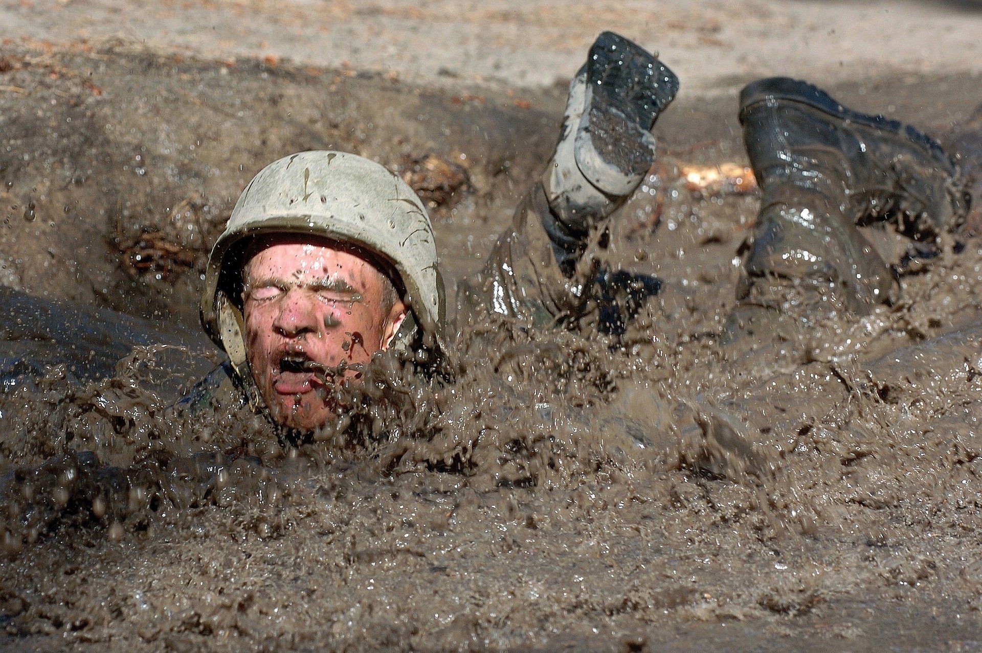 Soldado en el suelo cubierto de fango. Fuente: Pixabay