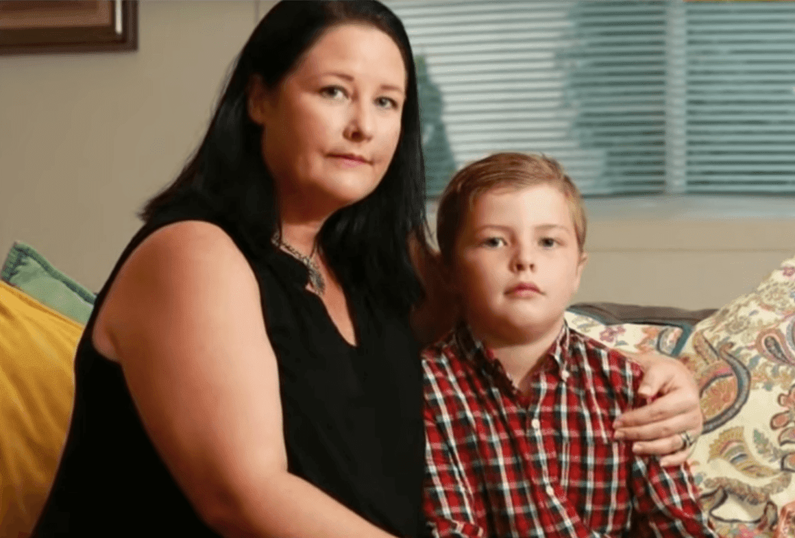 John Meredith junto a su madre, Katie. | Imagen: YouTube/Nine News Australia 
