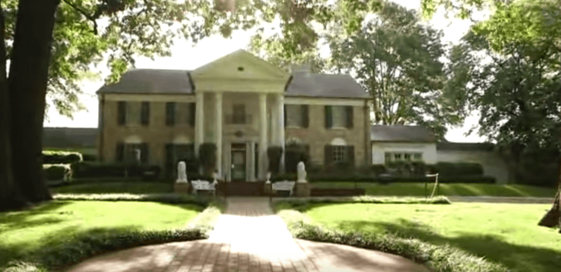 El frente de la casa Graceland, en Memphis, Tennessee. | Imagen: YouTube/CNN Business