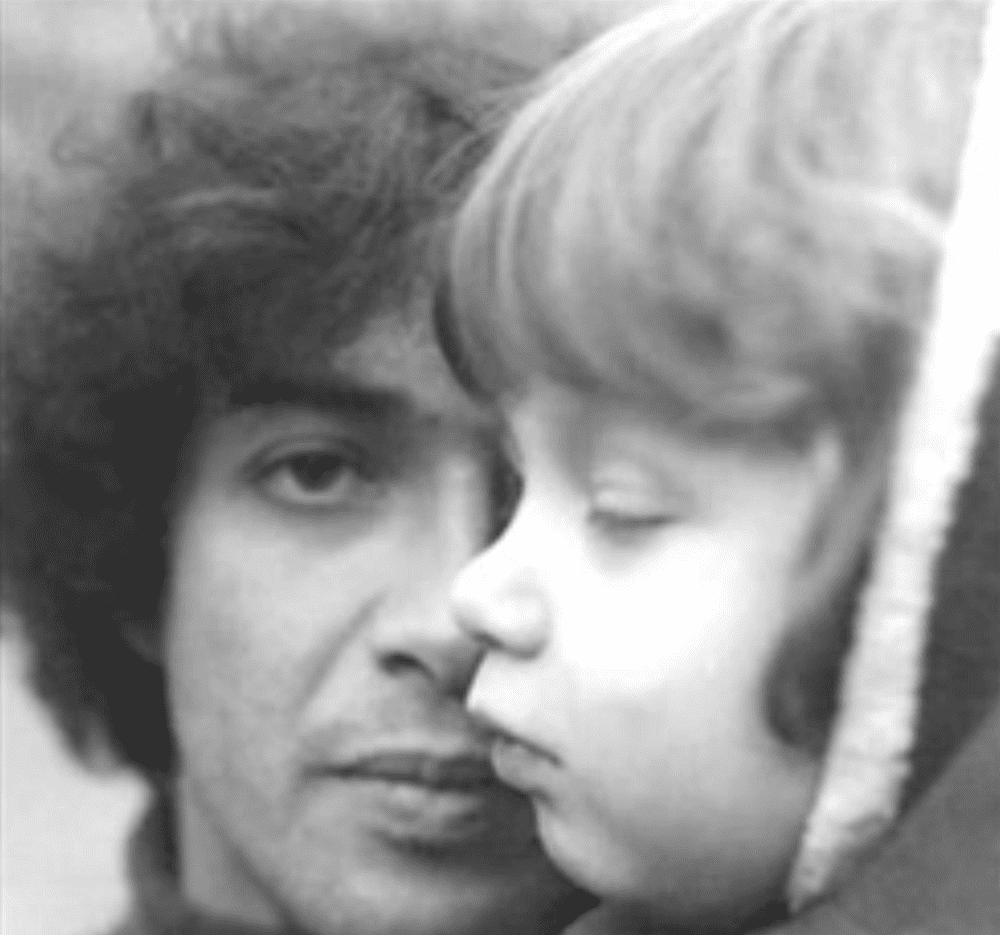 Miguel Abuelo, músico español, y su hijo, Gato Azul Peralta Bogdan, en su infancia. | Imagen: YouTube/abuelos y Argentina