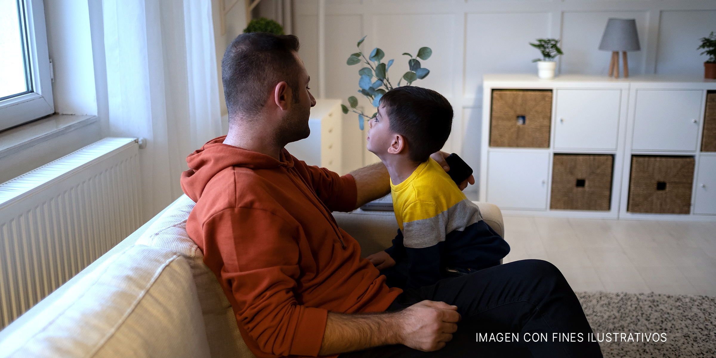 Un hombre sentado con su hijo | Foto: Getty Images