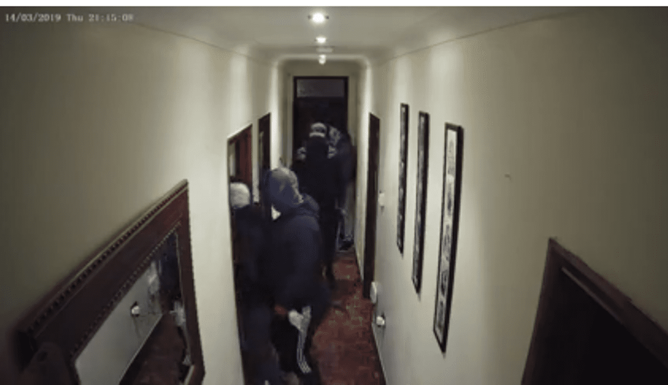 Ladrones entran a robar en la vivienda. | Foto: YouTube/Surrey Police