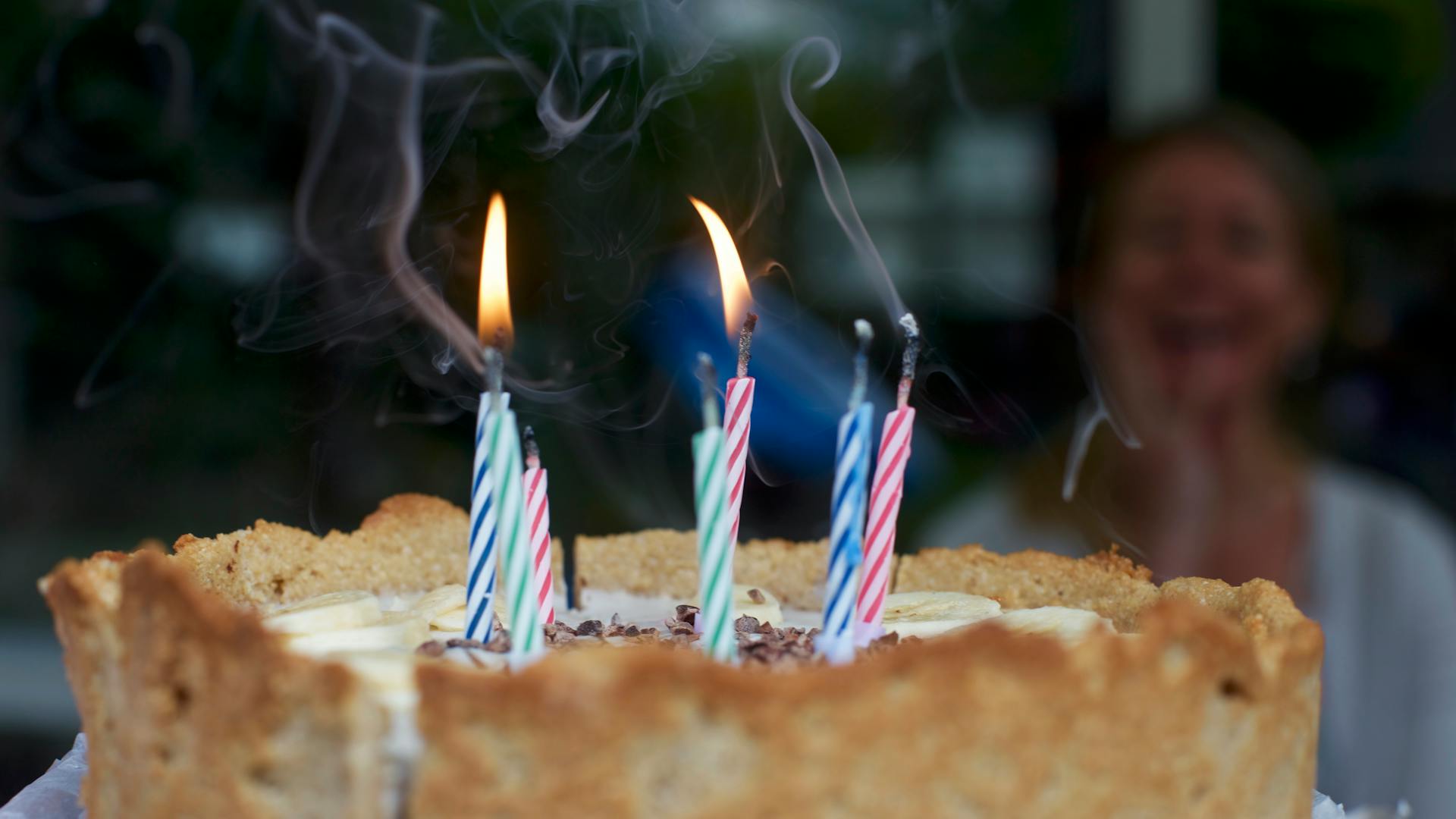 Velas encendidas en una tarta de cumpleaños | Foto: Pexels