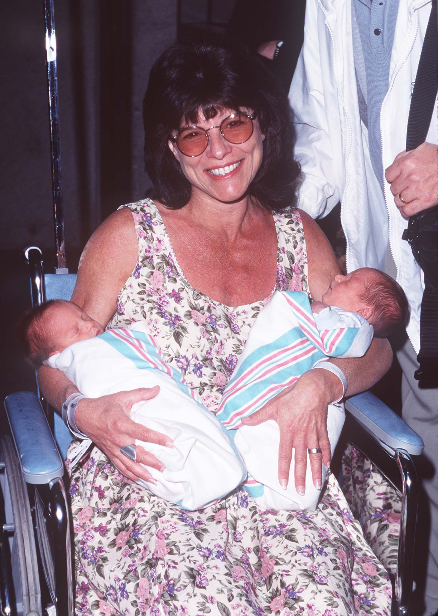 Adrienne Barbeau con sus hijos gemelos Walker Steven y William Dalton el 17 de marzo de 1997 | Fuente: Getty Images