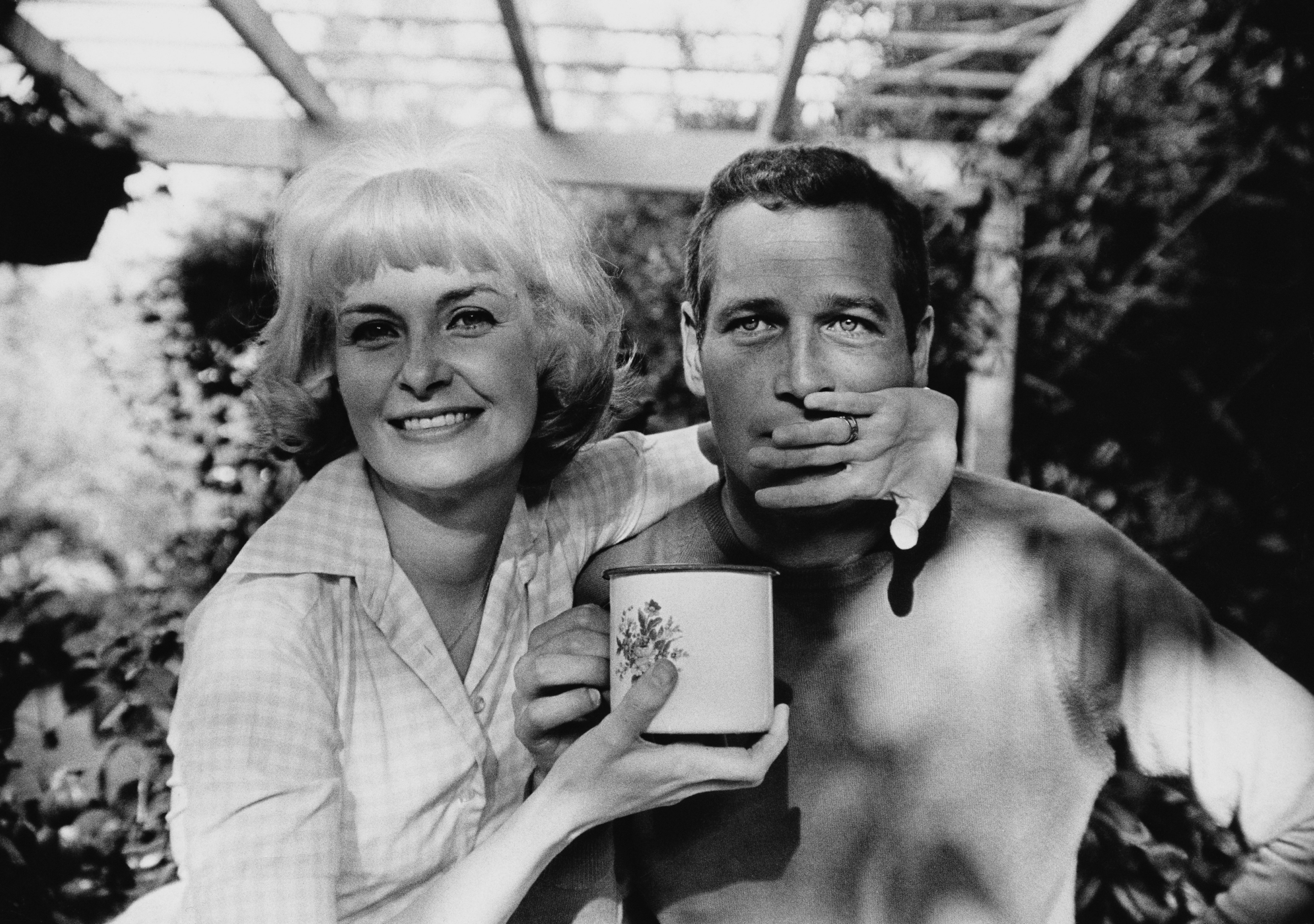 Paul Newman y Joanne Woodward posando juguetonamente, alrededor de 1963. | Foto: Getty Images