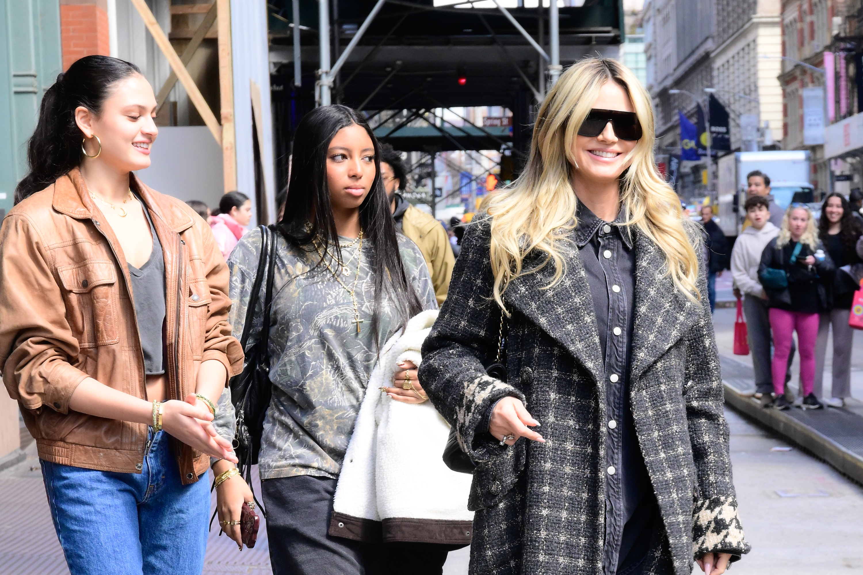 Lou ya acompañaba a Heidi en sus salidas diarias antes de su debut en la Semana de la Moda de París, dejando entrever el vínculo entre madre e hija mucho antes de que Lou empezara a acudir a eventos de moda por su cuenta. | Fuente: Getty Images