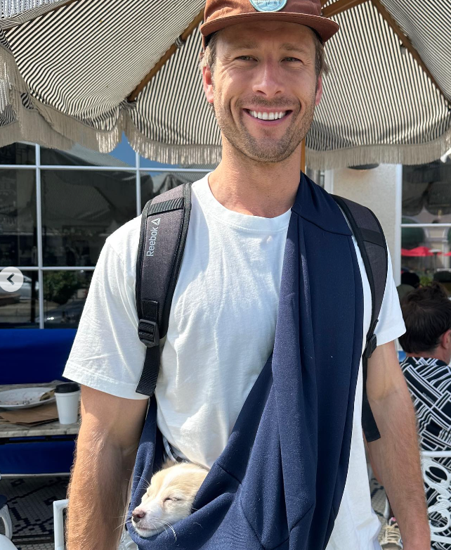 El actor carga con su perro, fechada el 5 de julio de 2023 | Fuente: Instagram/glenpowell