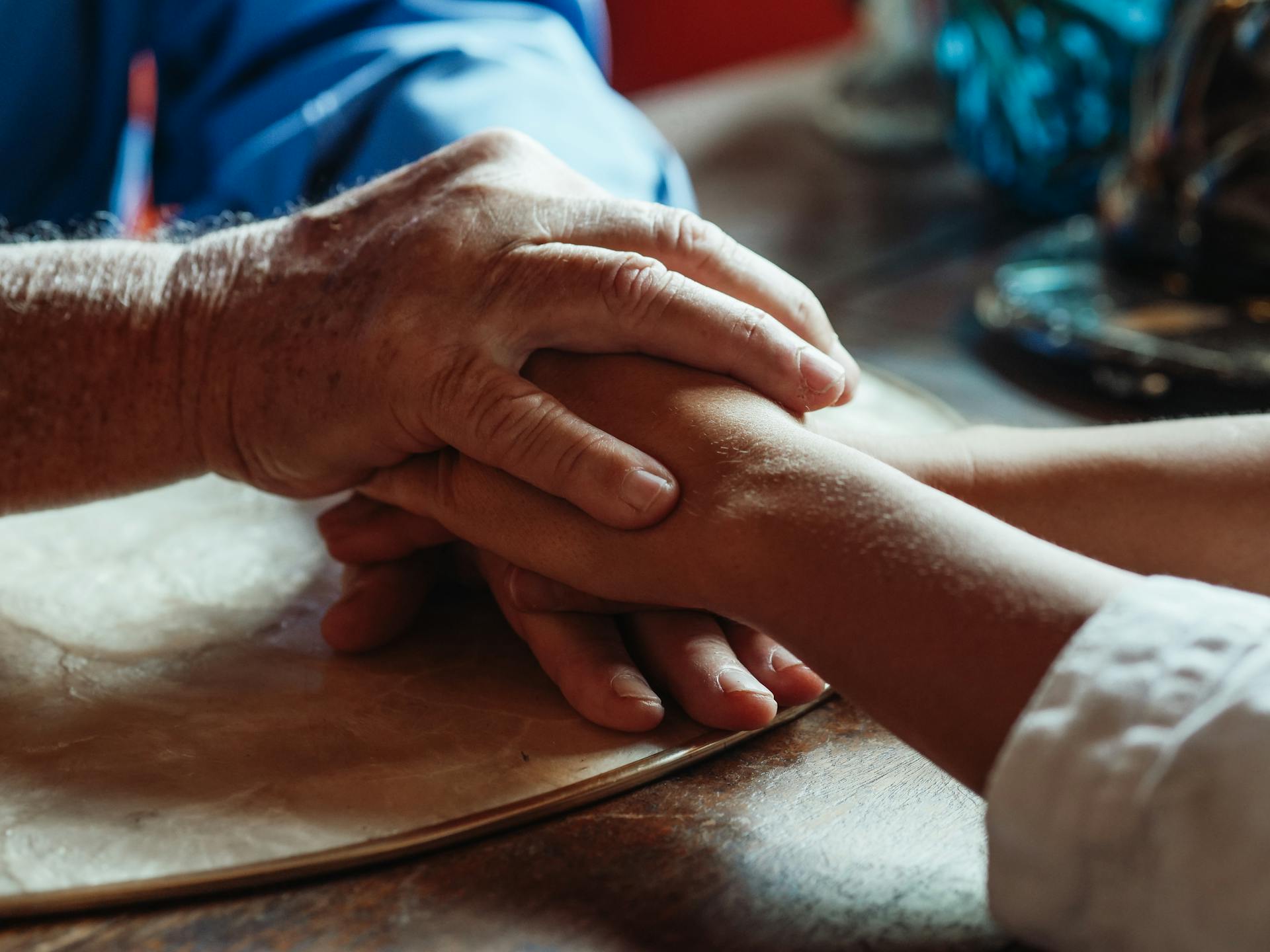 Un hombre tomando las manos de su hija | Fuente: Pexels