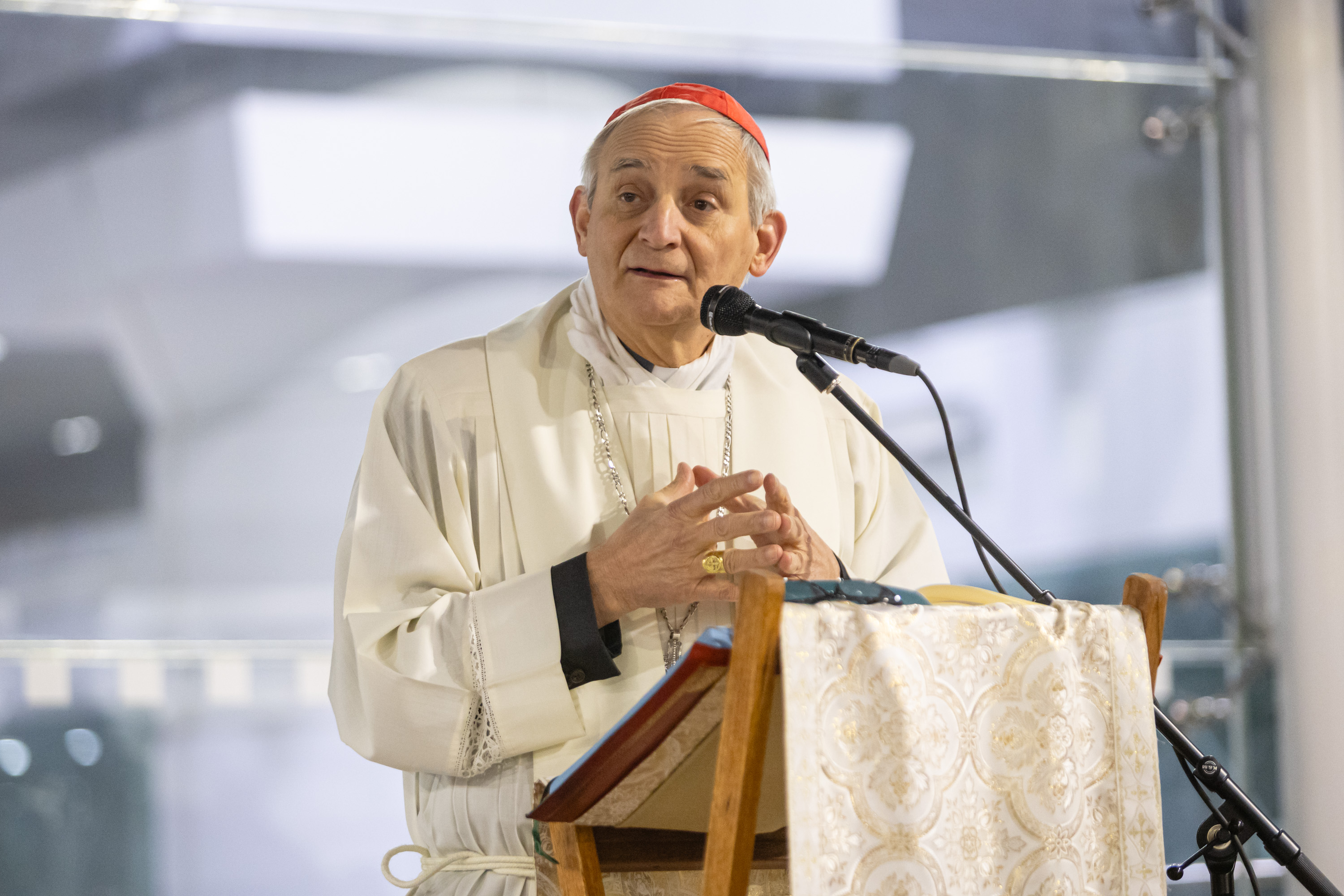 El cardenal Matteo Maria Zuppi, arzobispo de Bolonia, celebra la Misa de Nochebuena en el vestíbulo de la estación de tren el 24 de diciembre de 2024, en Bolonia, Italia. | Fuente: Getty Images