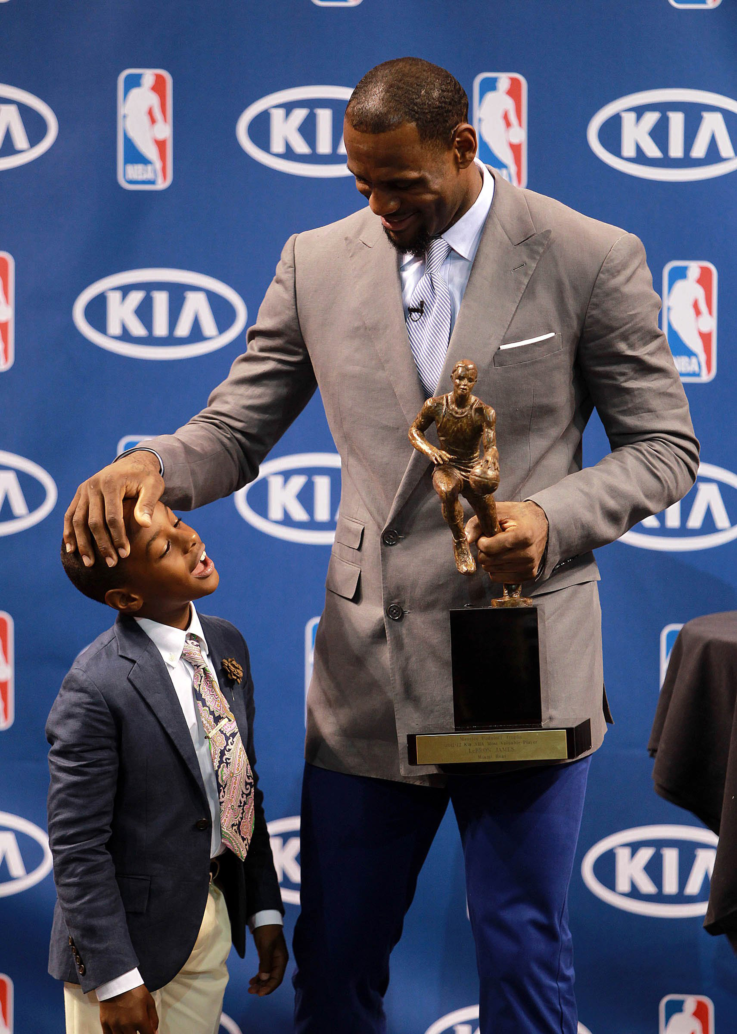 Bronny, y LeBron James en la rueda de prensa en la que LeBron James recibió su premio MVP de la NBA 2012 en Miami, 2012. | Foto: Getty Images
