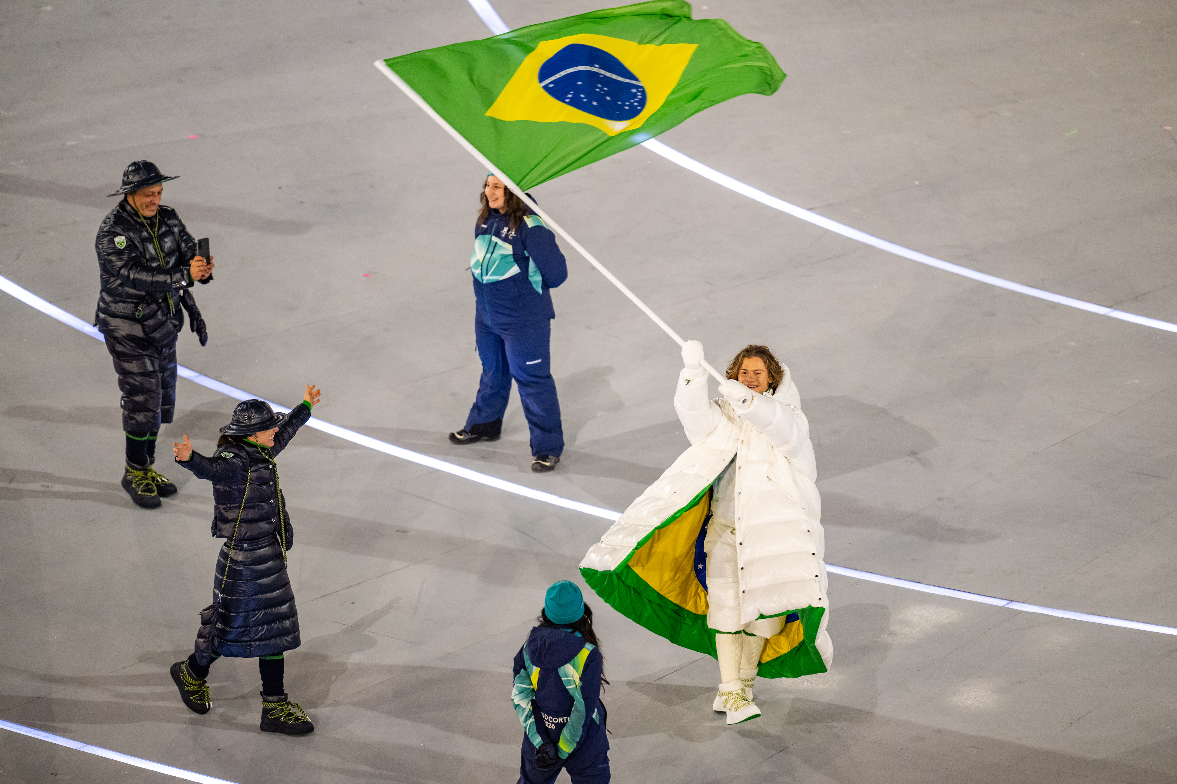 Lucas Pinheiro Braathen, del equipo brasileño, y otros miembros del equipo ingresan al estadio de los Juegos Olímpicos de Invierno Milano Cortina 2026 en el estadio San Siro el 6 de febrero de 2026 en Milán, Italia. | Fuente: Getty Images