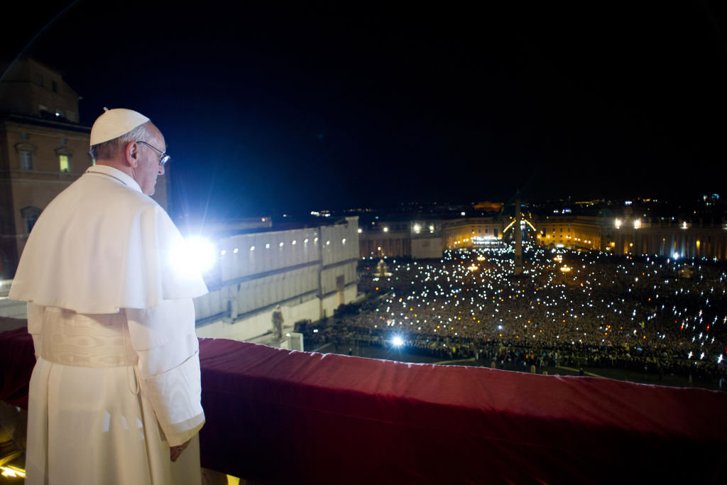 El recién nombrado papa José Mario Bergoglio aparece, en el balcón de la Basílica de San Pedro, como el papa Francisco, elegido en la segunda votación de su cónclave secreto el 13 de marzo de 2013 en la Ciudad del Vaticano, Vaticano.