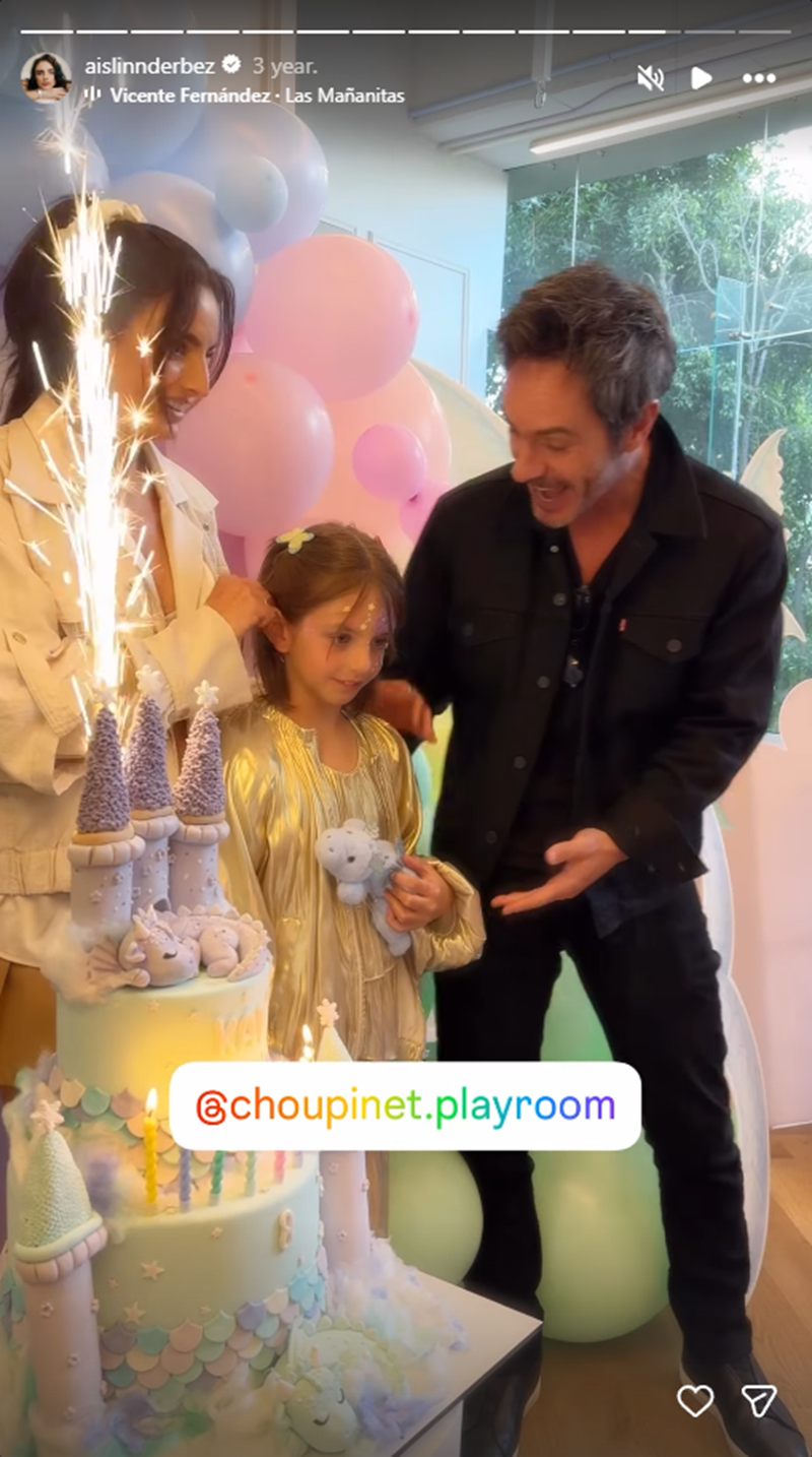 Aislinn Derbez y Mauricio Ochmann junto a su hija Kailani celebrando el cumpleaños número 8 de la pequeña | Fuente: Instagram Stories/aislinnderbez
