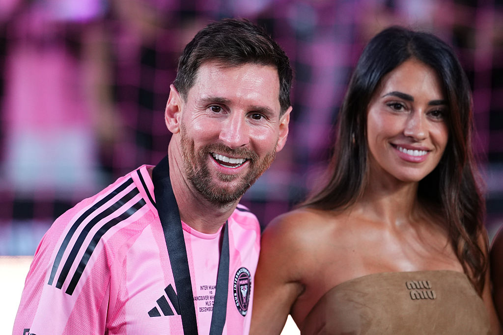 Lionel Messi (n.º 10) del Inter Miami CF y Antonella Roccuzzo posan para una foto tras ganar el campeonato después de la final de la Copa MLS Audi 2025 entre el Inter Miami CF y el Vancouver Whitecaps FC en el Chase Stadium, el 6 de diciembre de 2025 en Fort Lauderdale, Florida. | Fuente: Getty Images