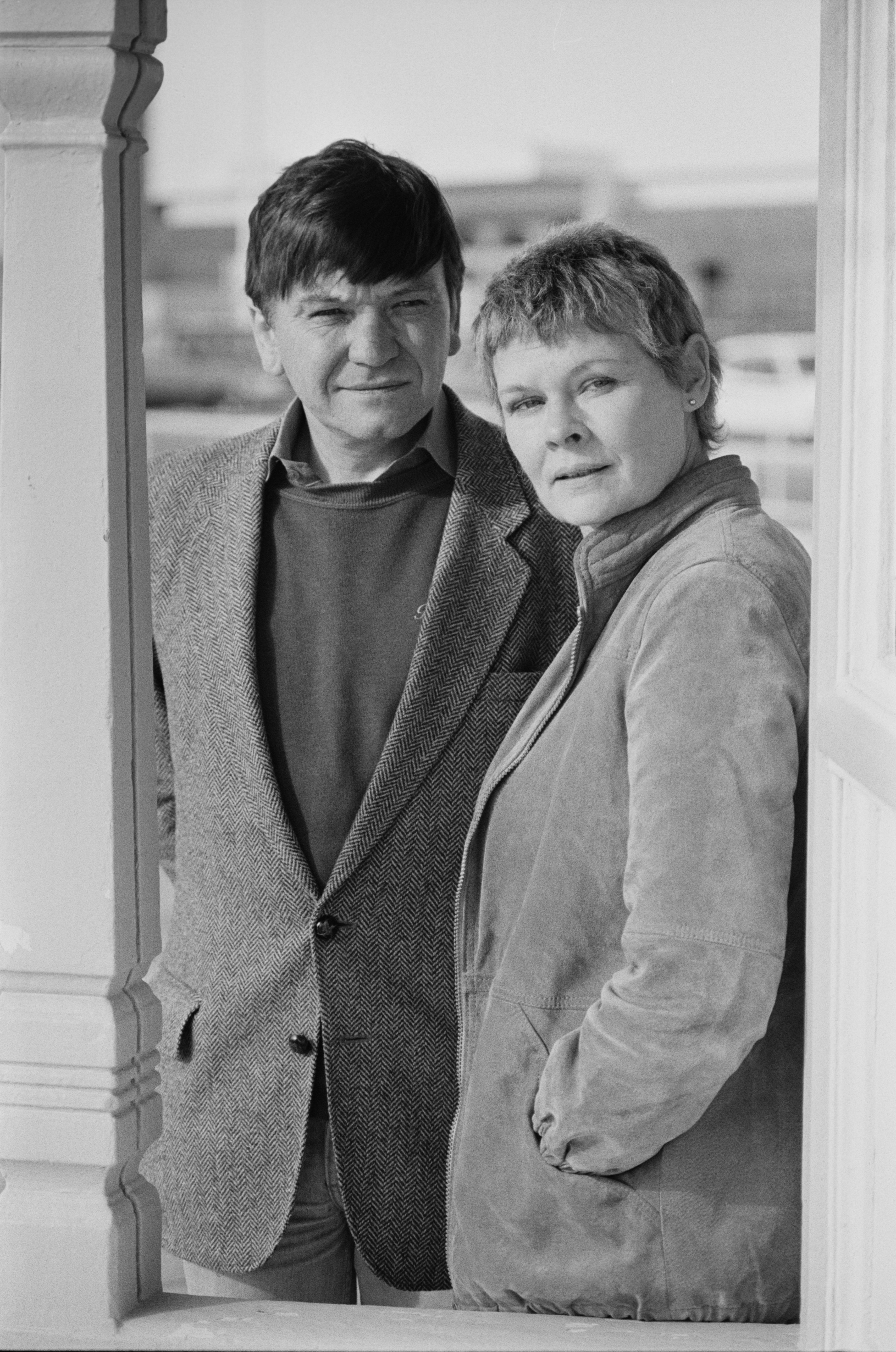 Michael Williams y Judi Dench fotografiados el 18 de octubre de 1983 | Fuente: Getty Images