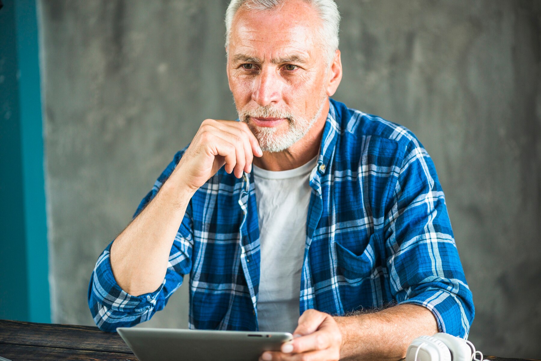 Un hombre de mediana edad trabajando | Fuente: Freepik