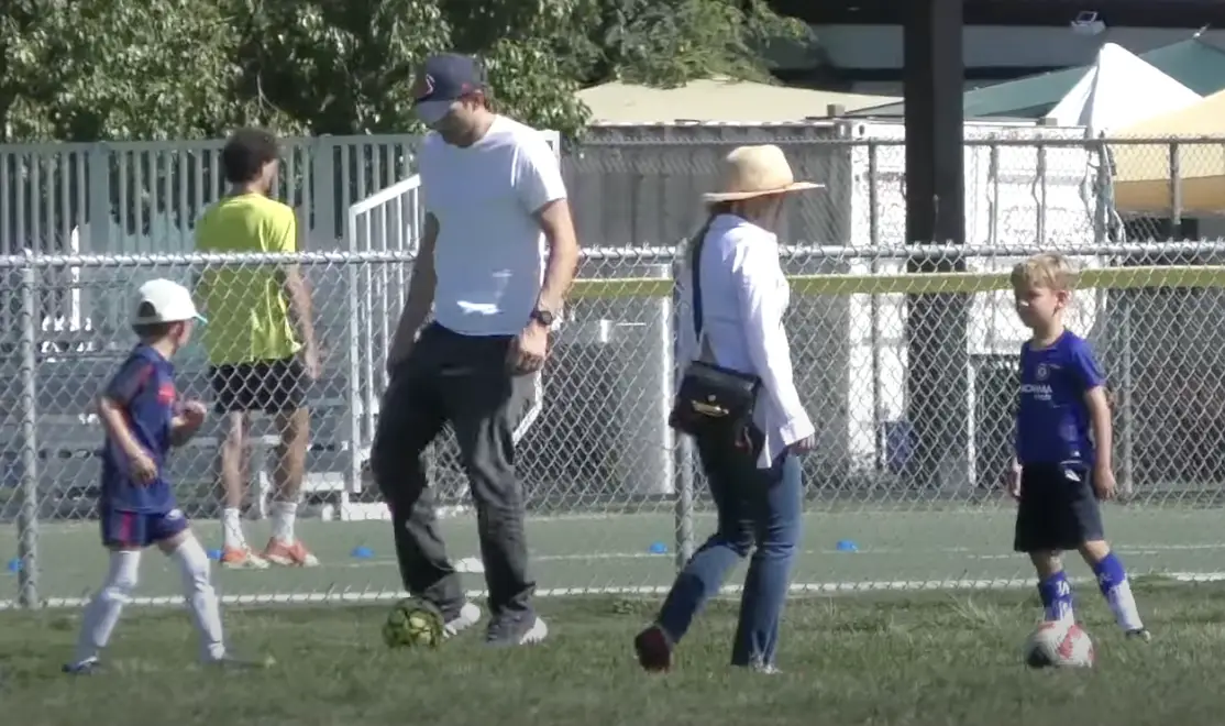 Ashton Kutcher jugando al fútbol | Fuente: YouTube/@TheHollywoodFix