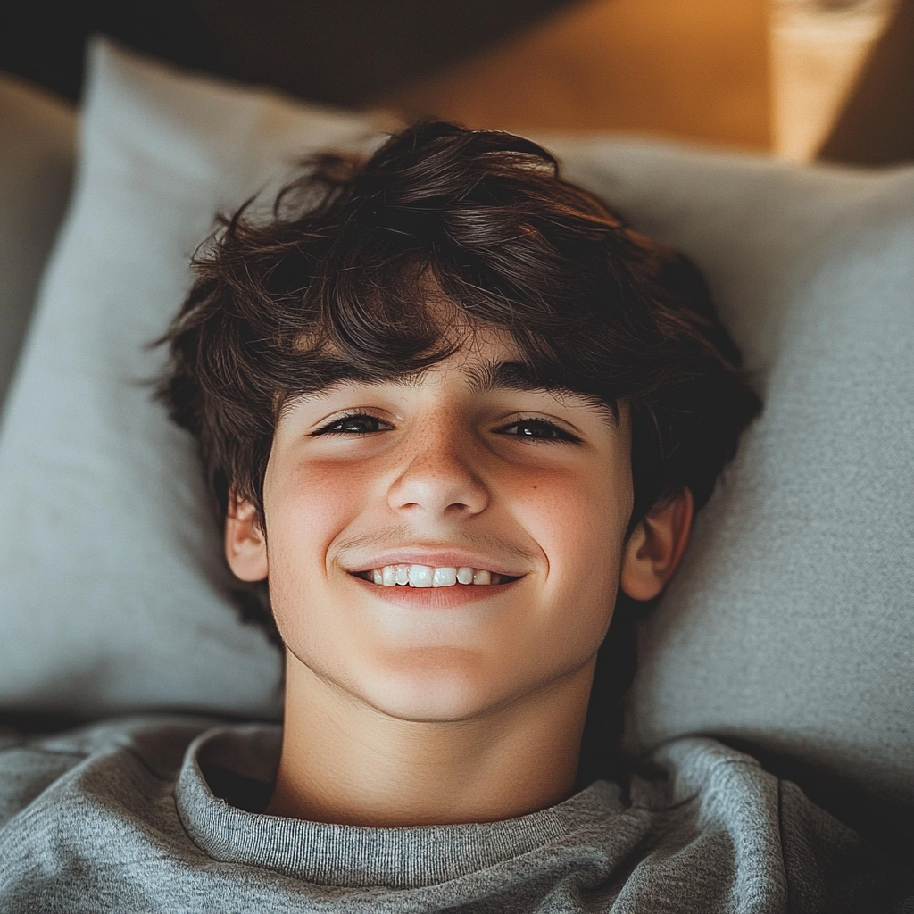 Un adolescente sonriente | Fuente: Midjourney