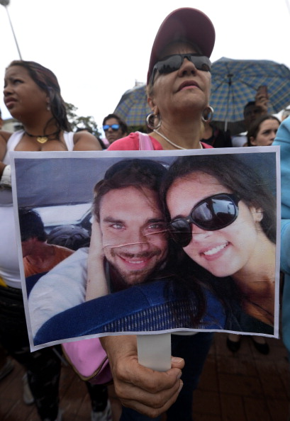 Personas se reúnen en una manifestación para protestar por la muerte de la exreina de belleza y actriz de telenovelas Mónica Spear, en Caracas, el 8 de enero de 2014 | Fuente: Getty Images