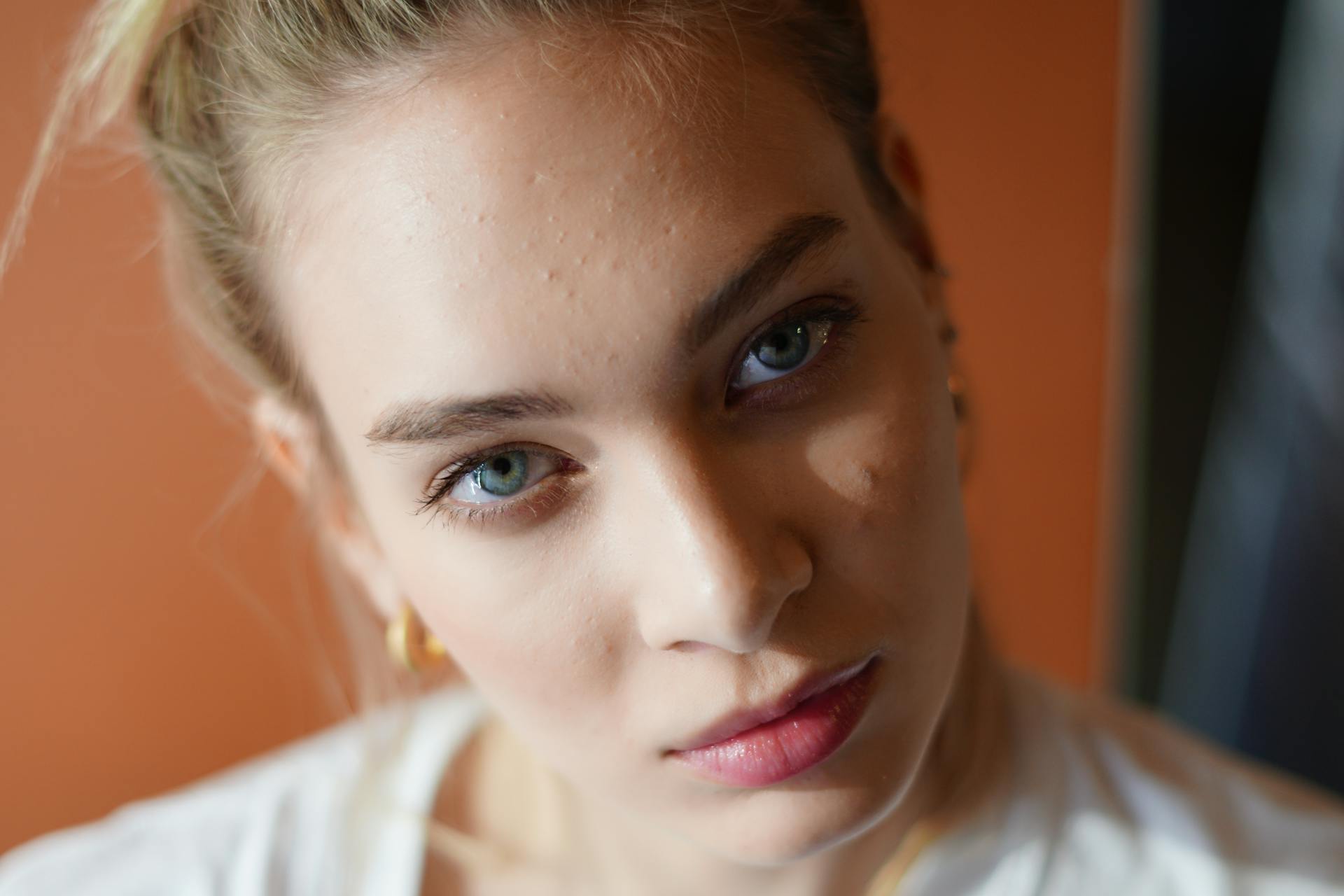 Una mujer mirando a alguien | Fuente: Pexels