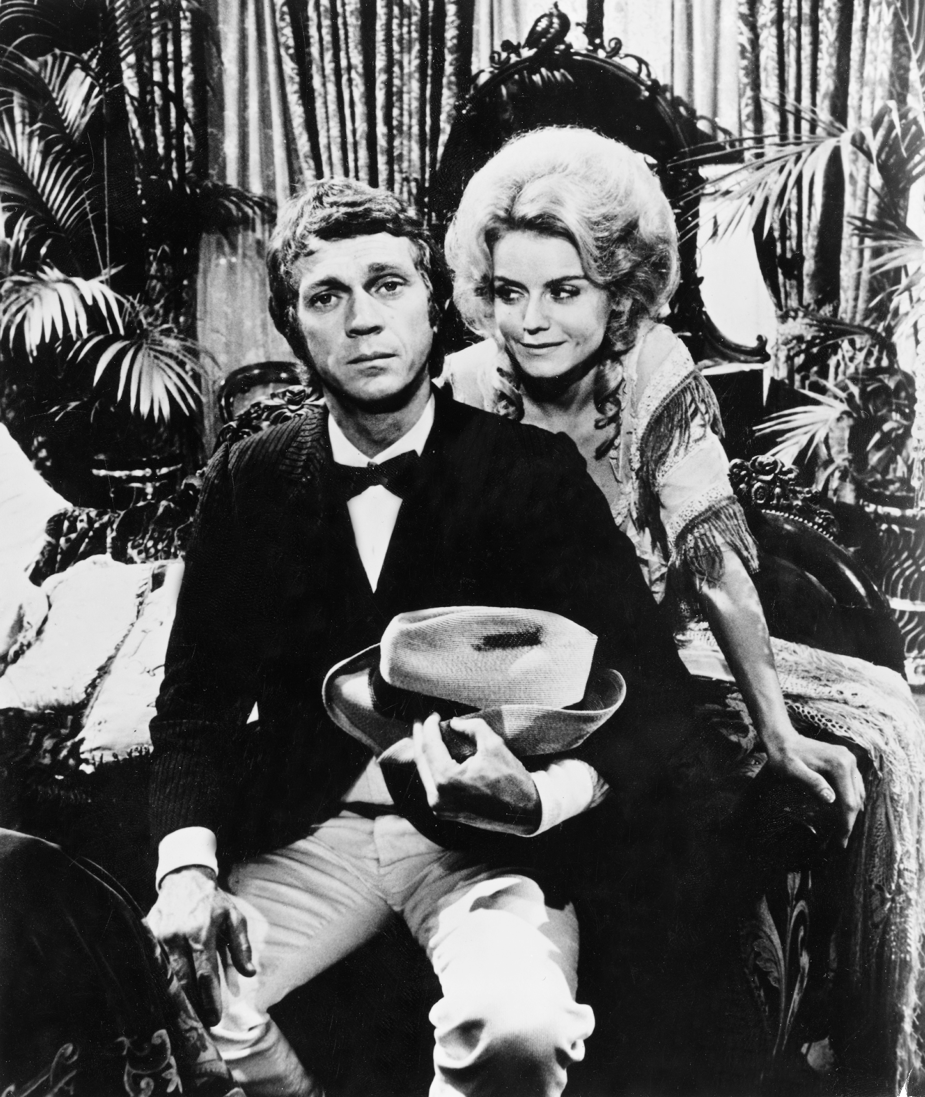 Steve McQueen y Sharon Farrell en "The Reivers" en 1969 | Foto: Getty Images