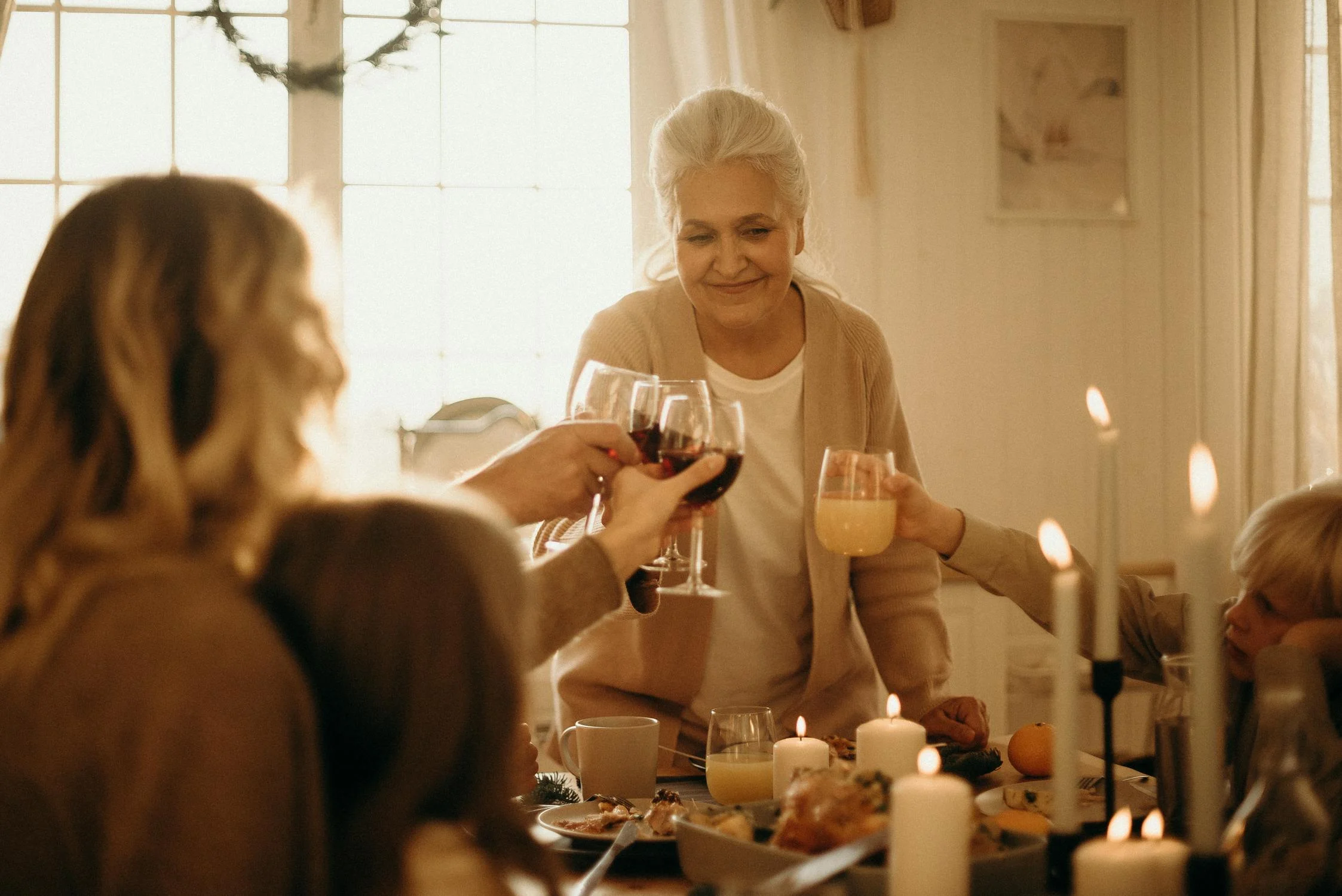 Una mujer brindando en una cena | Fuente: Pexels