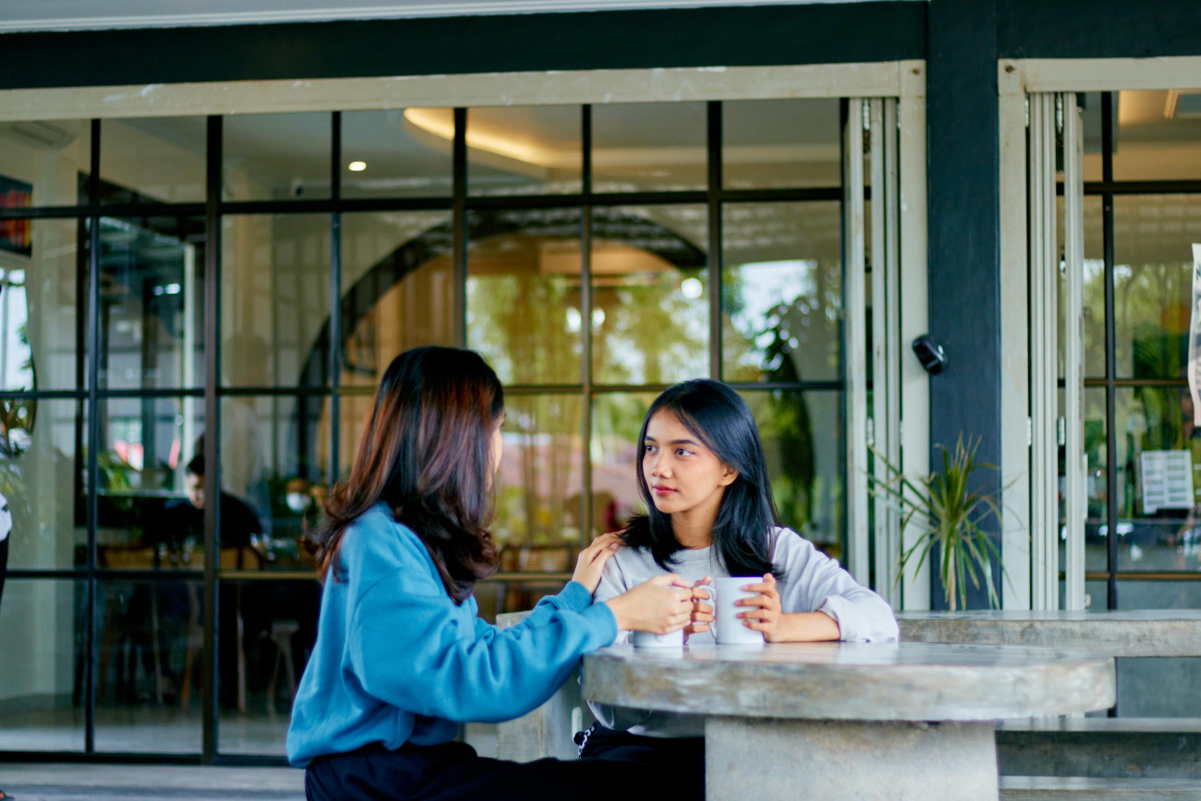 Dos amigas en plena conversación | Fuente: Getty Images