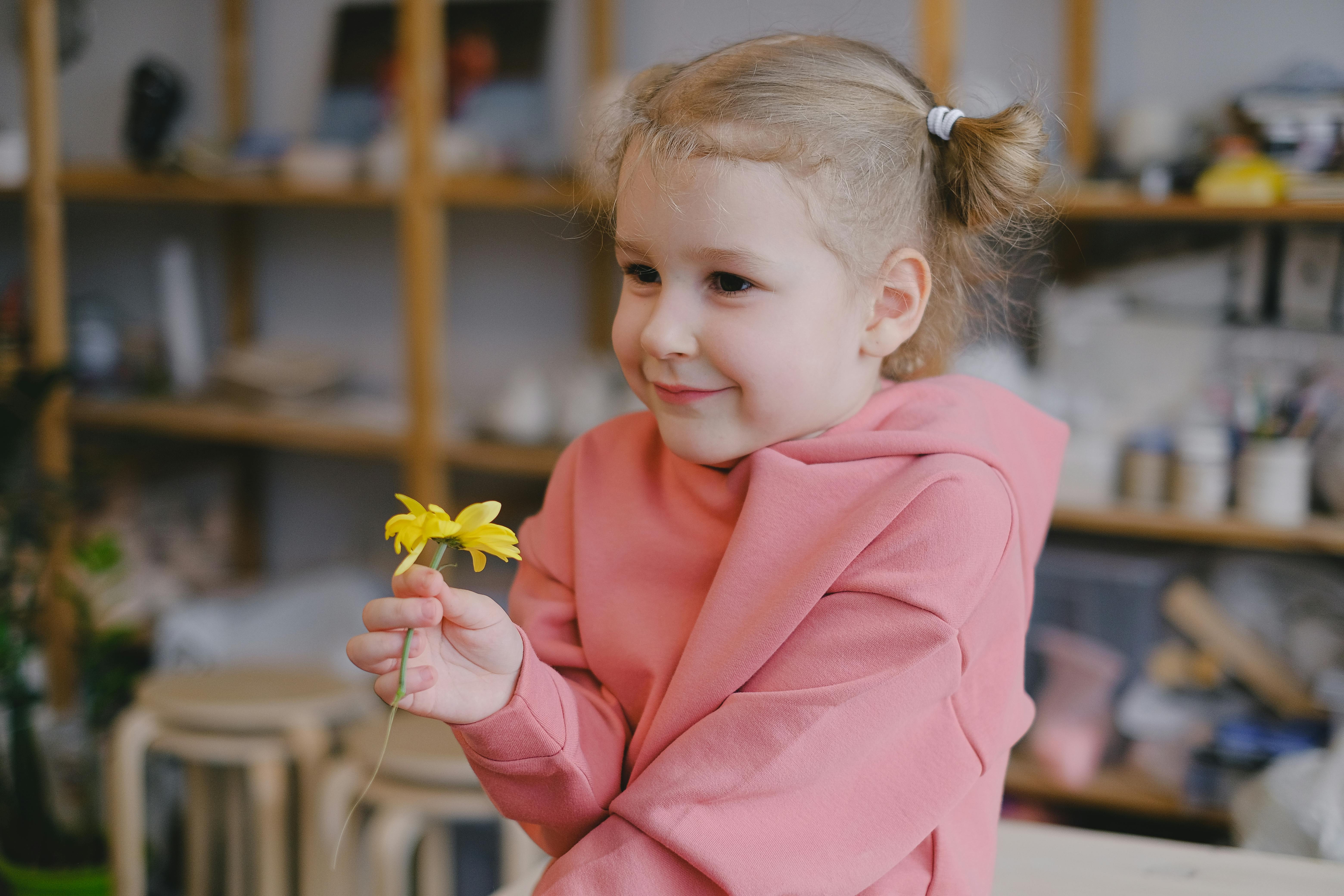 Una pequeña niña feliz | Fuente: Pexels