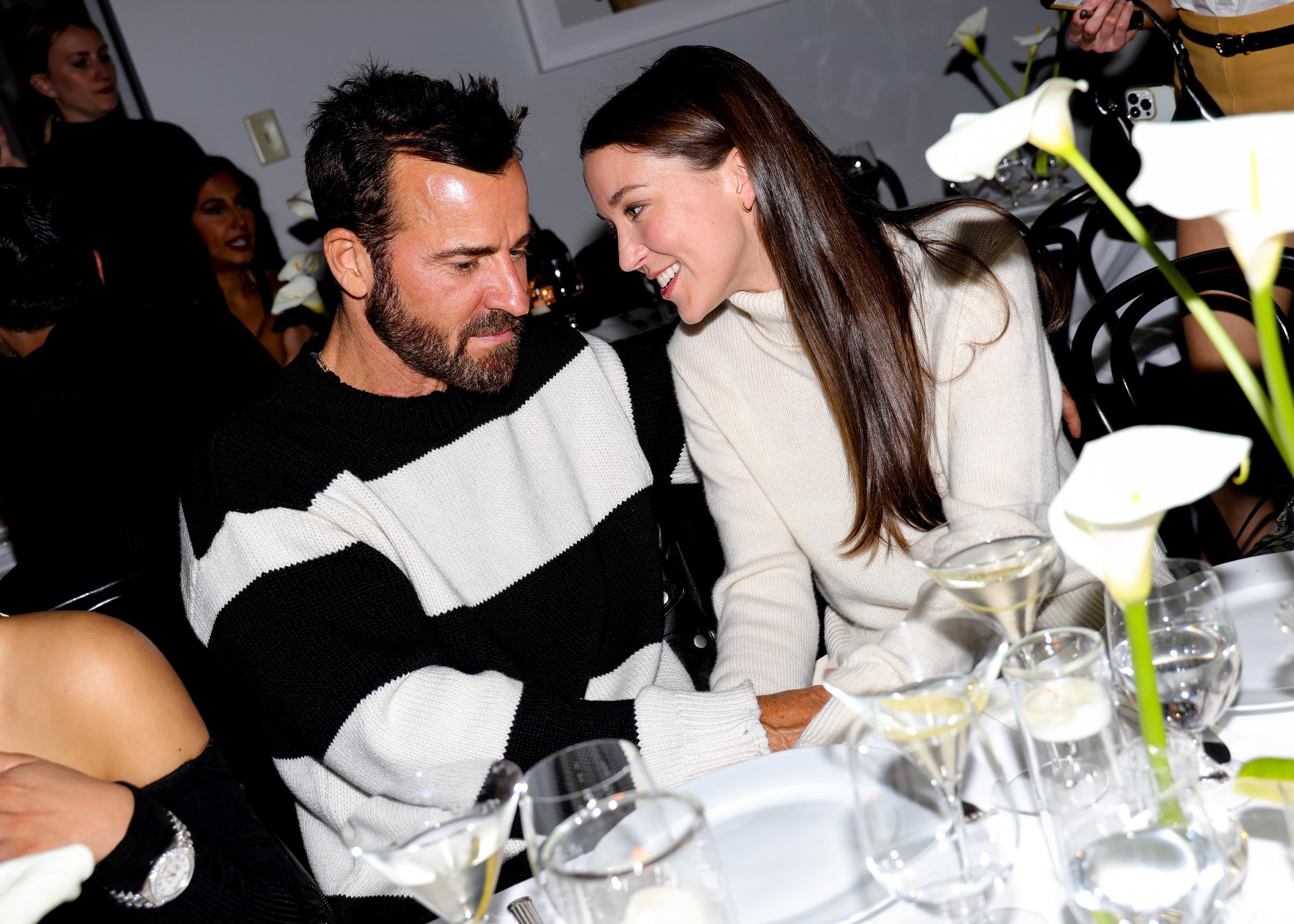 Justin Theroux y Nicole Brydon Bloom en la cena Frame x Amelia Gray celebrada en Chateau Marmont el 4 de abril de 2024 | Fuente: Getty Images