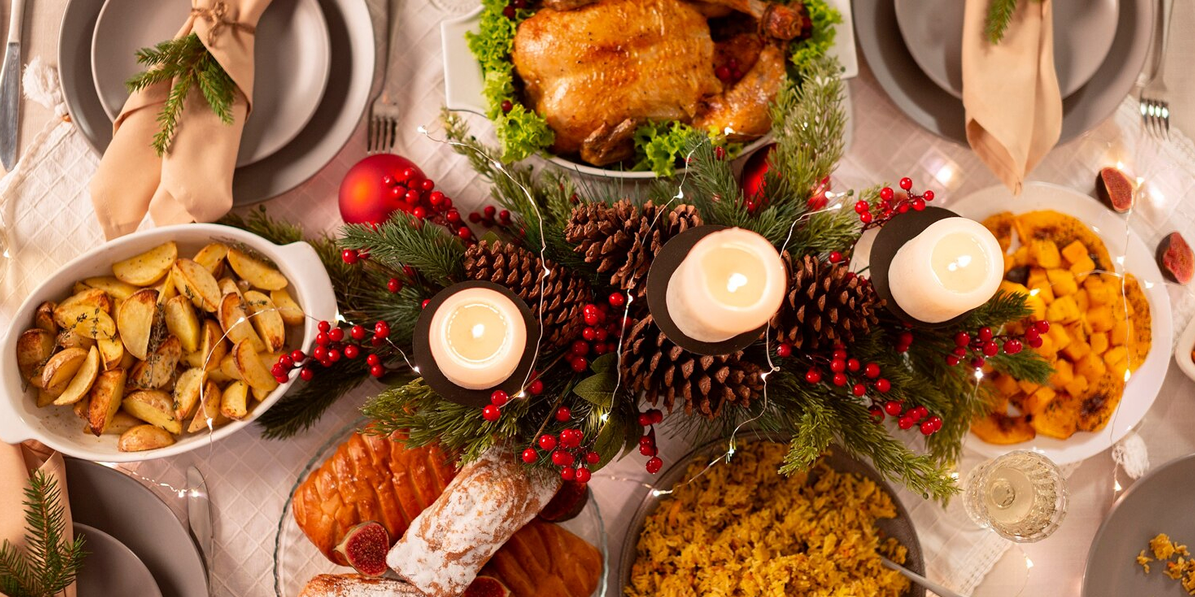 Una cena de Navidad | Fuente: Freepik