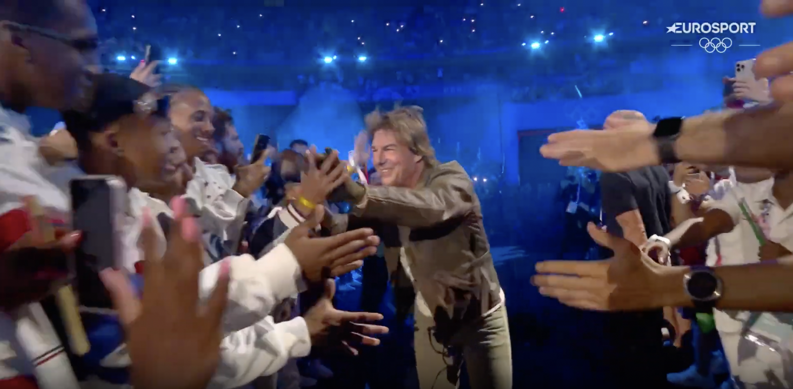 Tom Cruise interactuando con los fans durante la ceremonia de clausura de los Juegos Olímpicos de París, publicada el 12 de agosto de 2024 | Fuente: YouTube/Eurosport