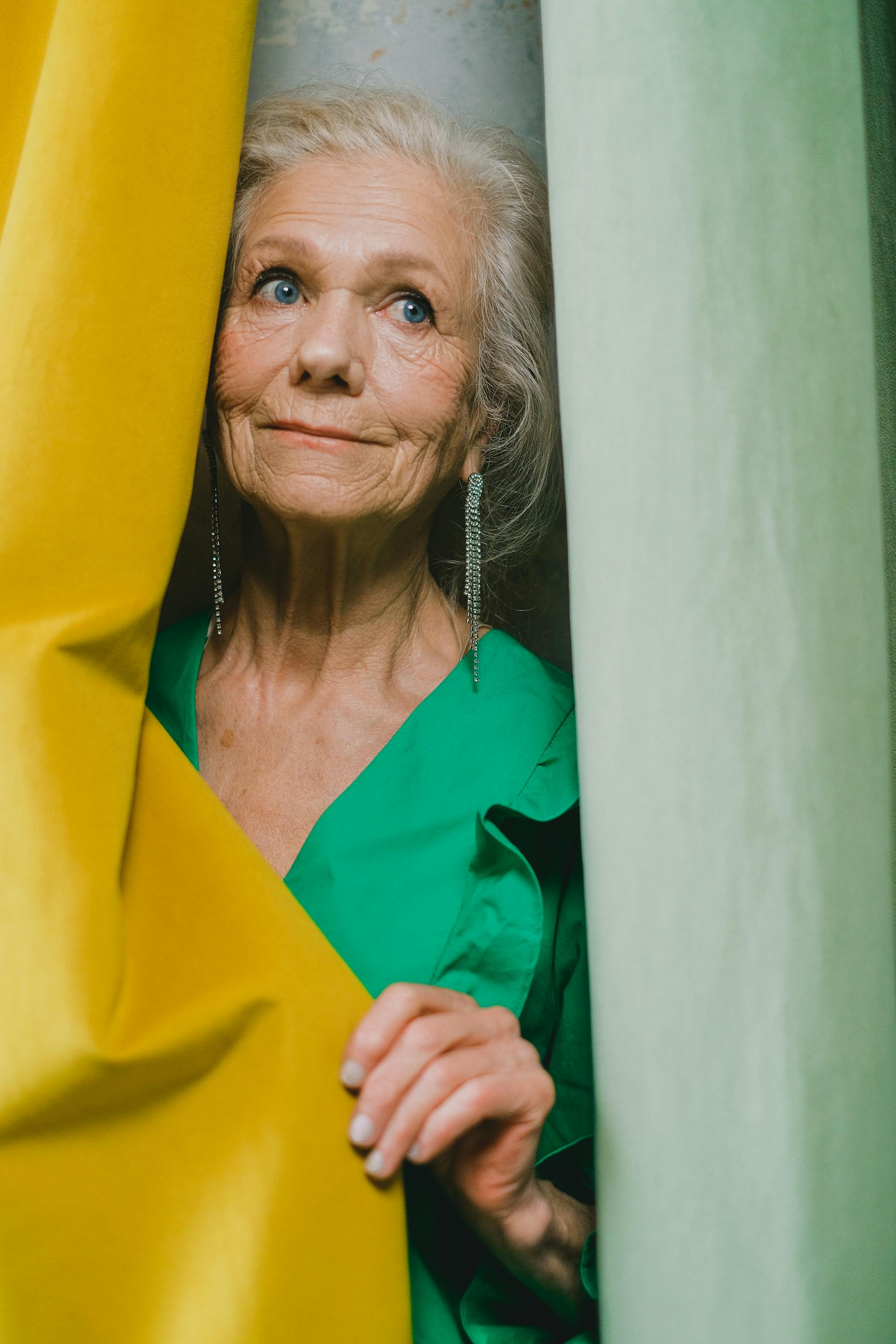 Una mujer mayor sonriendo | Fuente: Pexels