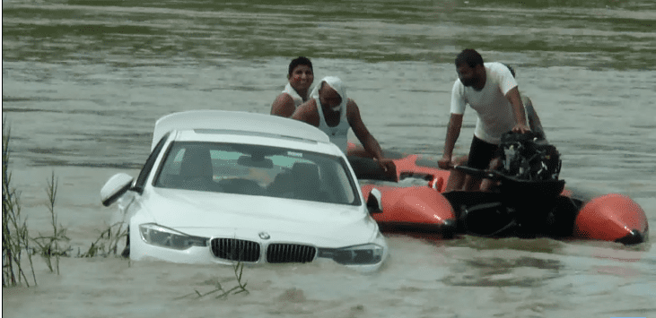 El costoso BMW hundiéndose en el río. | Fuente: YouTube / Uttarakhand Post