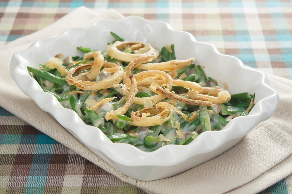 Casserole de judías verdes con crema de sopa de champiñones y cebollas fritas. | Foto: Shutterstock
