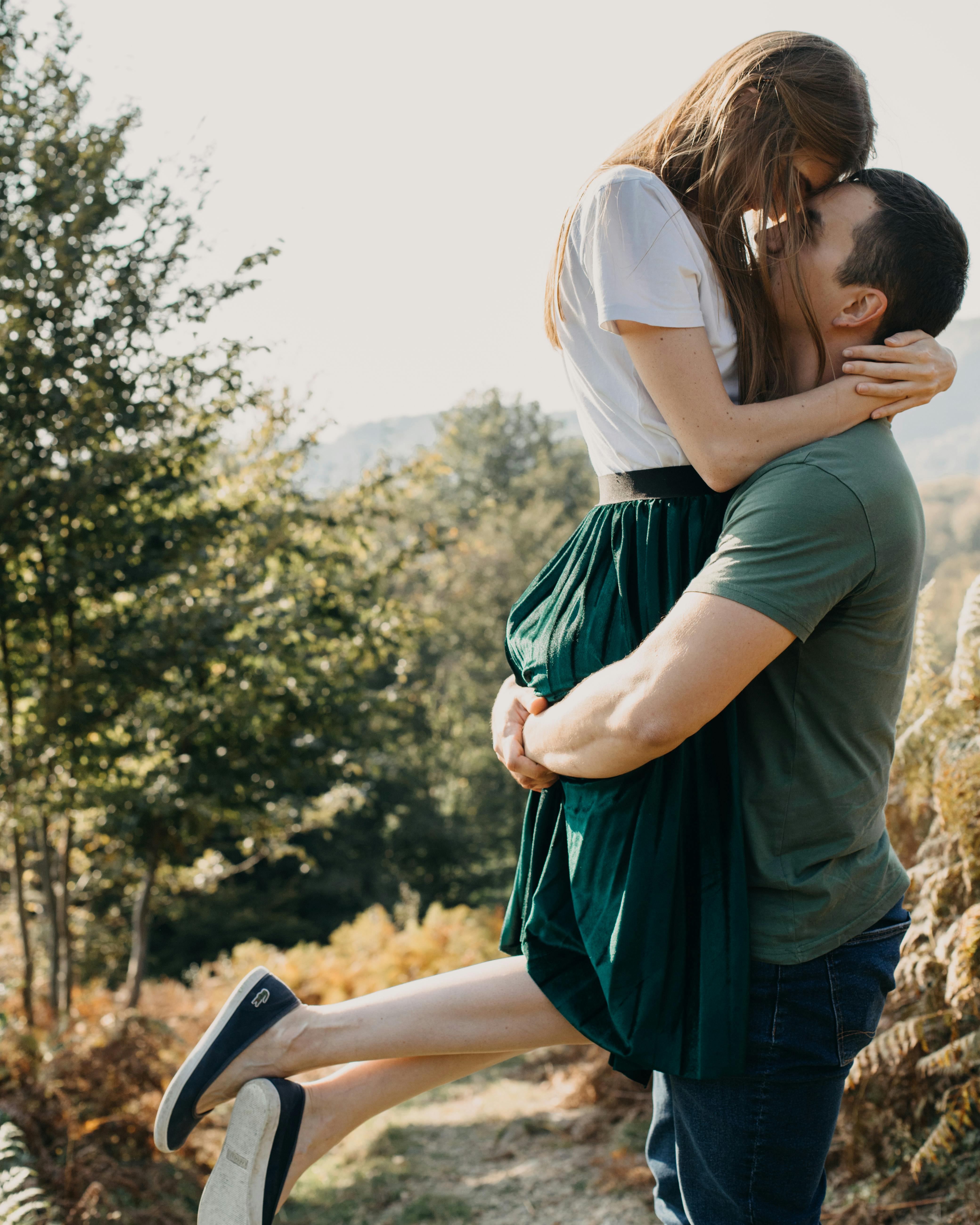 Una pareja joven y feliz posa para una foto | Foto: Pexels