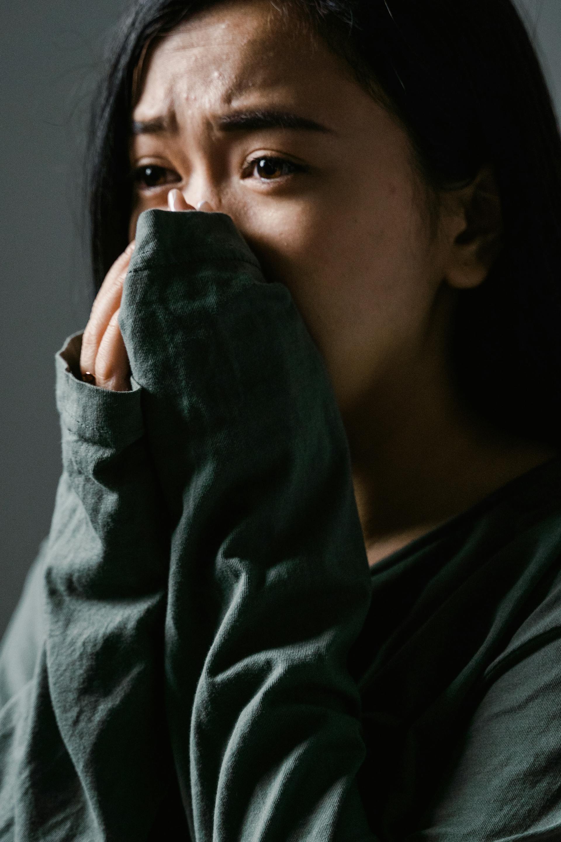 Una mujer temerosa | Fuente: Pexels