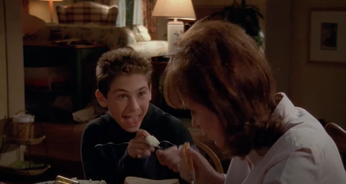 Captura de pantalla de un episodio de "Malcolm in the Middle" en la que aparecen Justin Berfield como Reese y Jane Kaczmarek como Lois | Fuente: Youtube/Canal 4