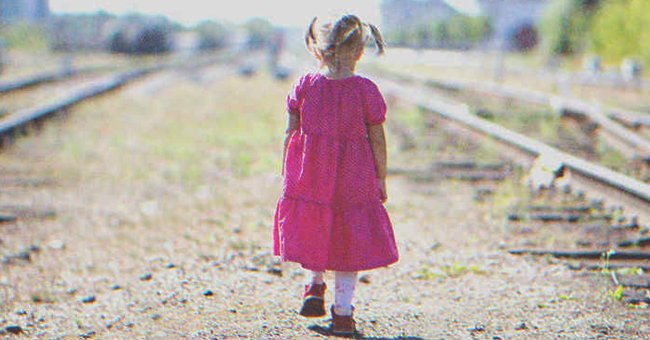Una niña caminando sola por las vías del tren | Foto: Shutterstock