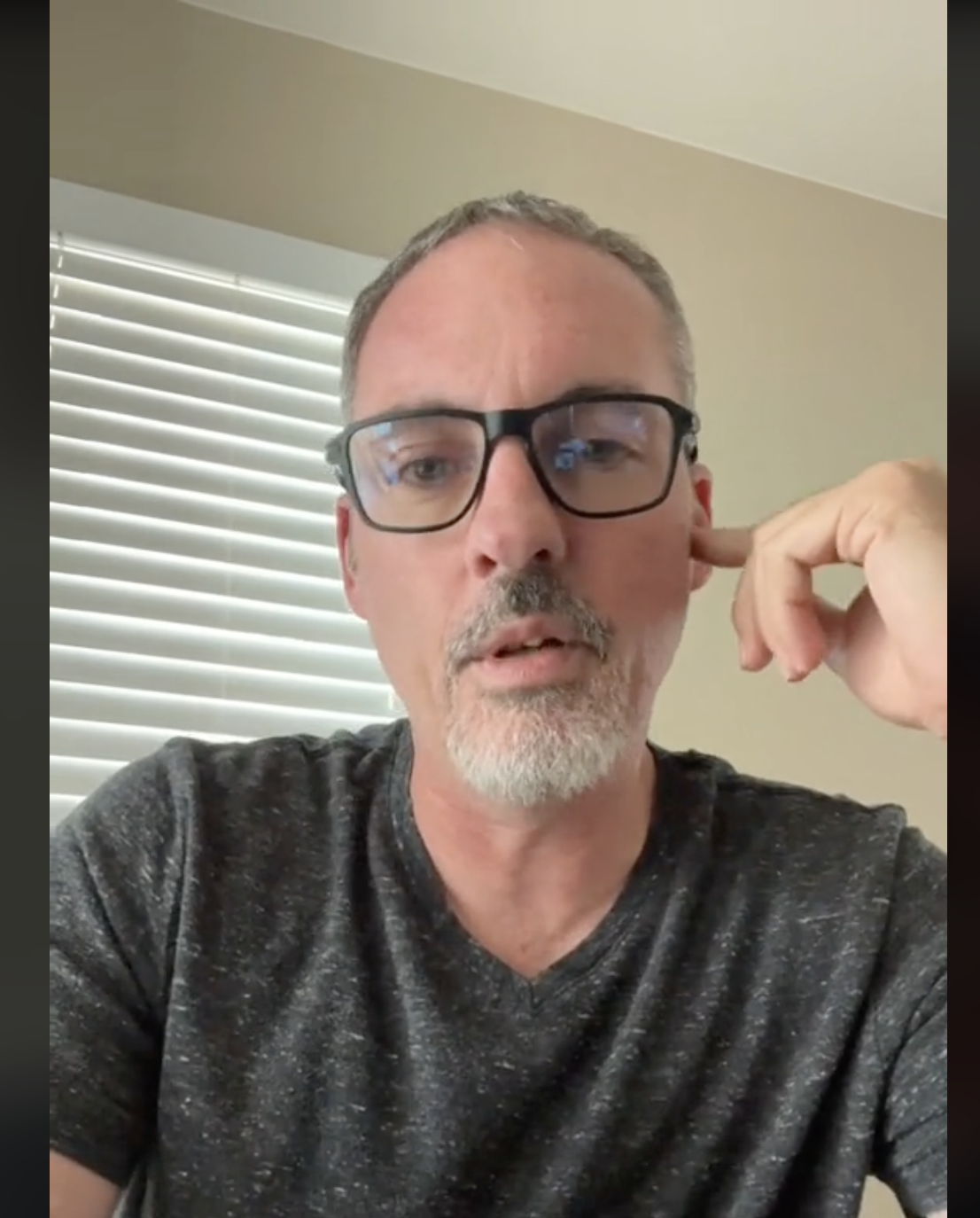 Christian compartiendo su experiencia de pesadilla en una cita, como se ve en un vídeo del 10 de septiembre de 2022 | Foto: TikTok/christiannollinger