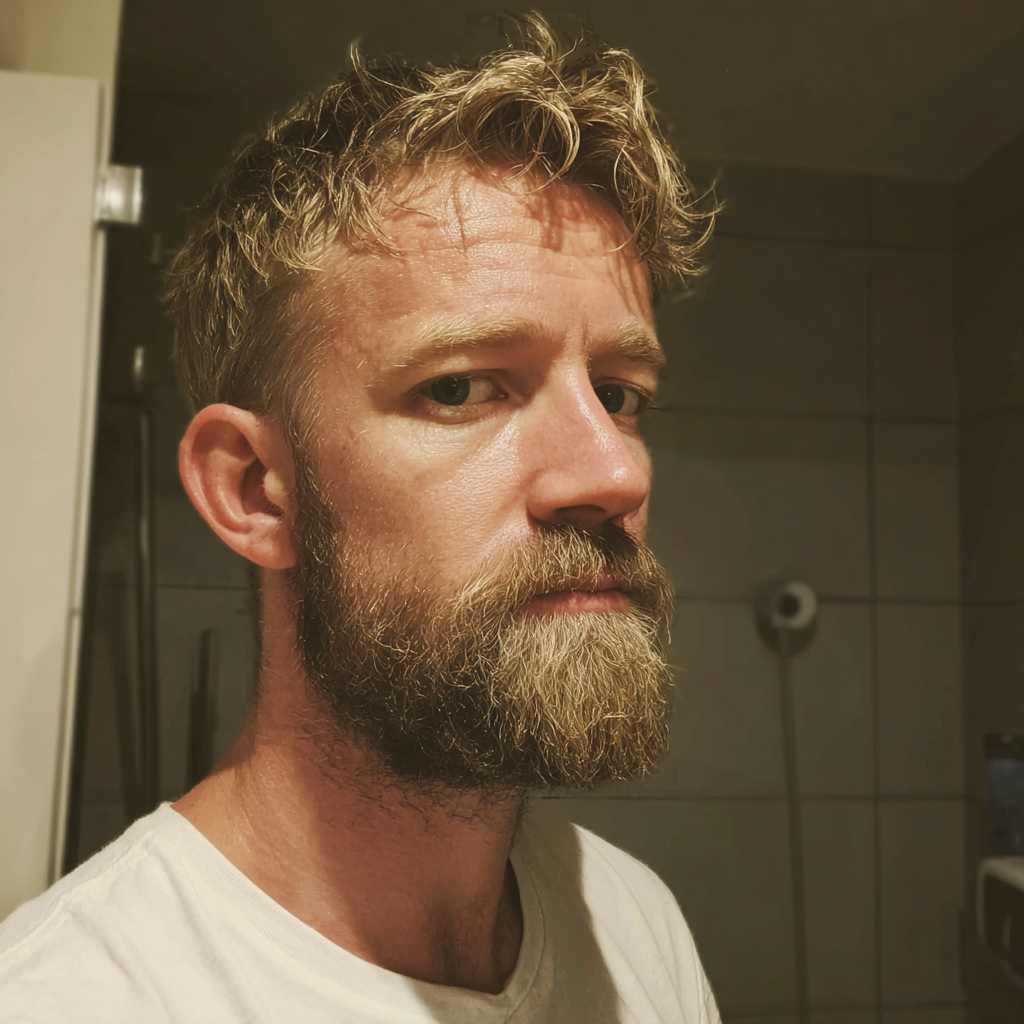 Un uomo in piedi in un bagno | Fonte: Midjourney