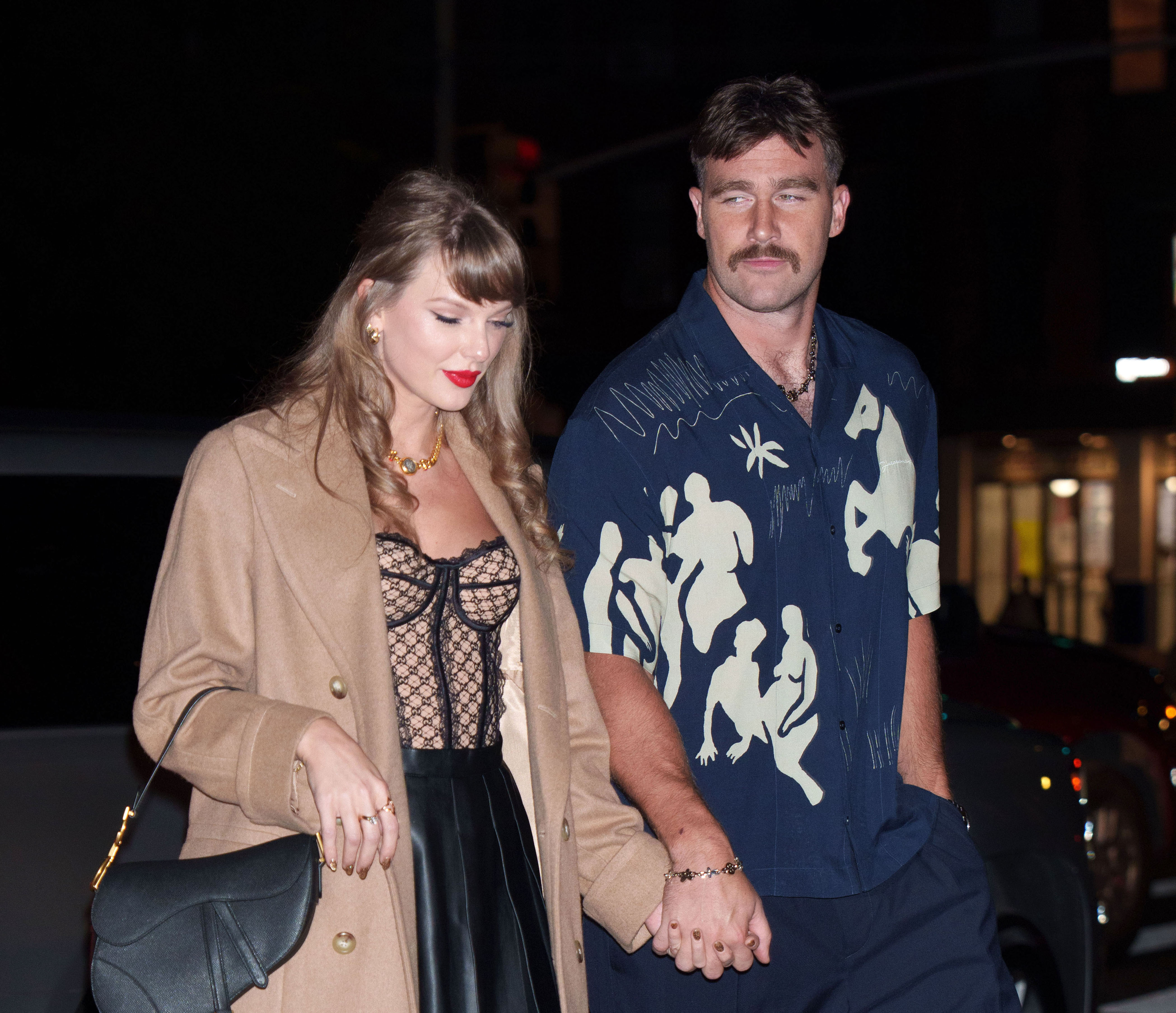 Taylor Swift y Travis Kelce son vistos el 11 de octubre de 2024, en Nueva York | Fuente: Getty Images