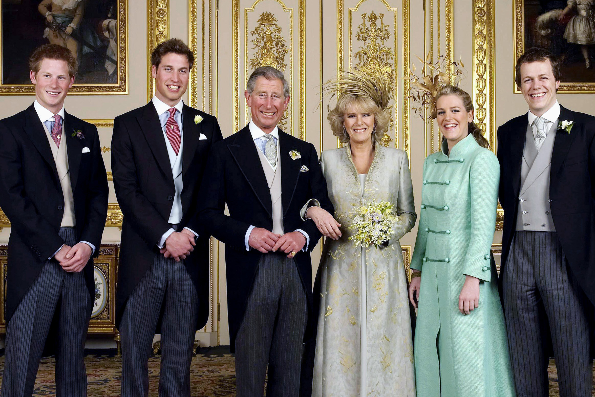 El príncipe Harry, el príncipe William, Charles, príncipe de Gales, Camilla, duquesa de Cornualles, Tom y Laura Parker-Bowles en el Castillo de Windsor, el 9 de abril de 2005 | Fuente: Getty Images