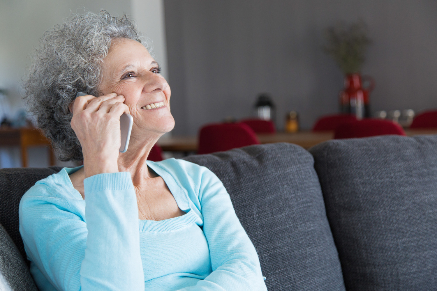 Una mujer mayor encantada hablando por teléfono | Fuente: Freepik