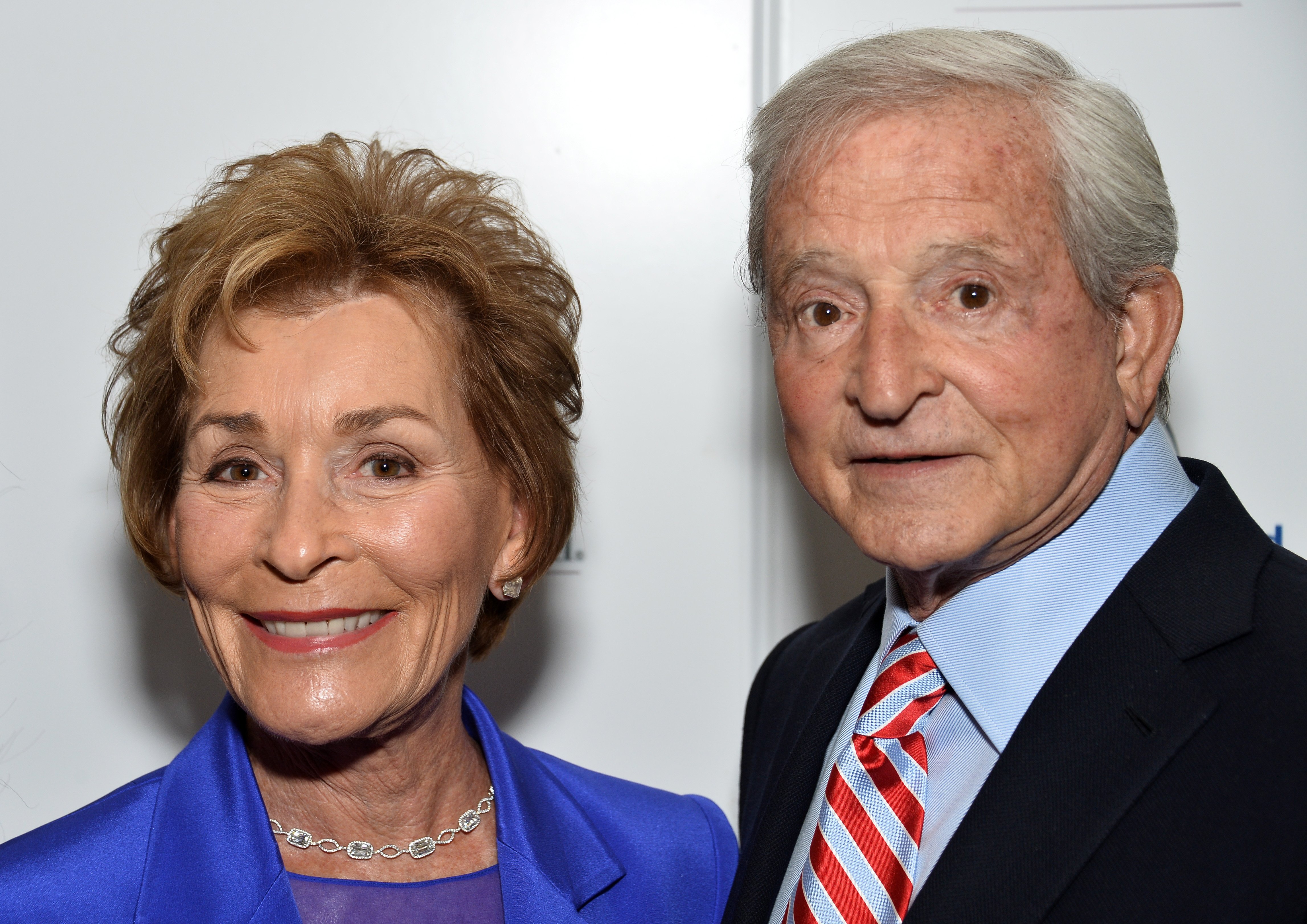 Judy Sheindlin y su esposo Jerry Sheindlin llegan al Almuerzo Anual del Women's Guild Cedars-Sinai en el Regent Beverly Wilshire Hotel el 13 de abril de 2015 en Beverly Hills, California. | Fuente: Getty Images