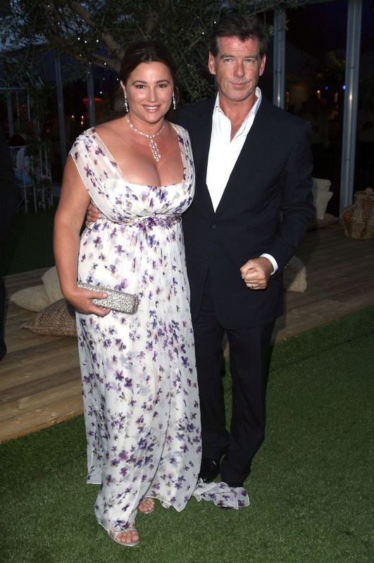Pierce Brosnan y Keely Shaye Smith durante la fiesta posterior a "Mamma Mia" en el 99 Club del South Bank, en el centro de Londres. | Foto: Getty Images