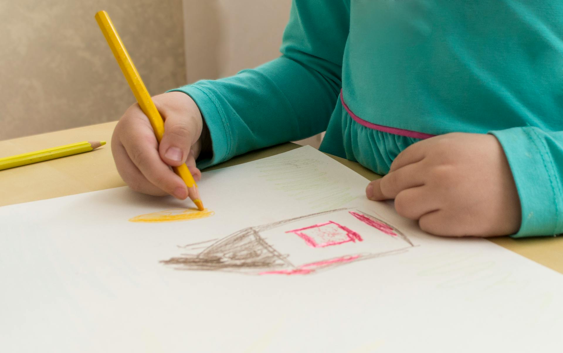 Un niño dibujando una casa | Fuente: Pexels